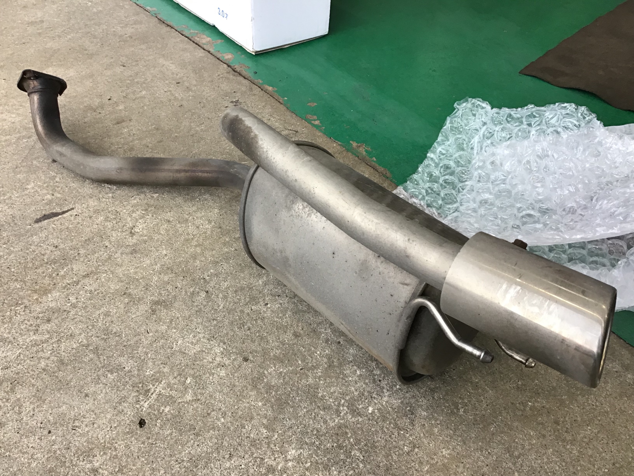 HONDA乗り憧れの一品。SPOON製テールサイレンサーをフィットRSに装着