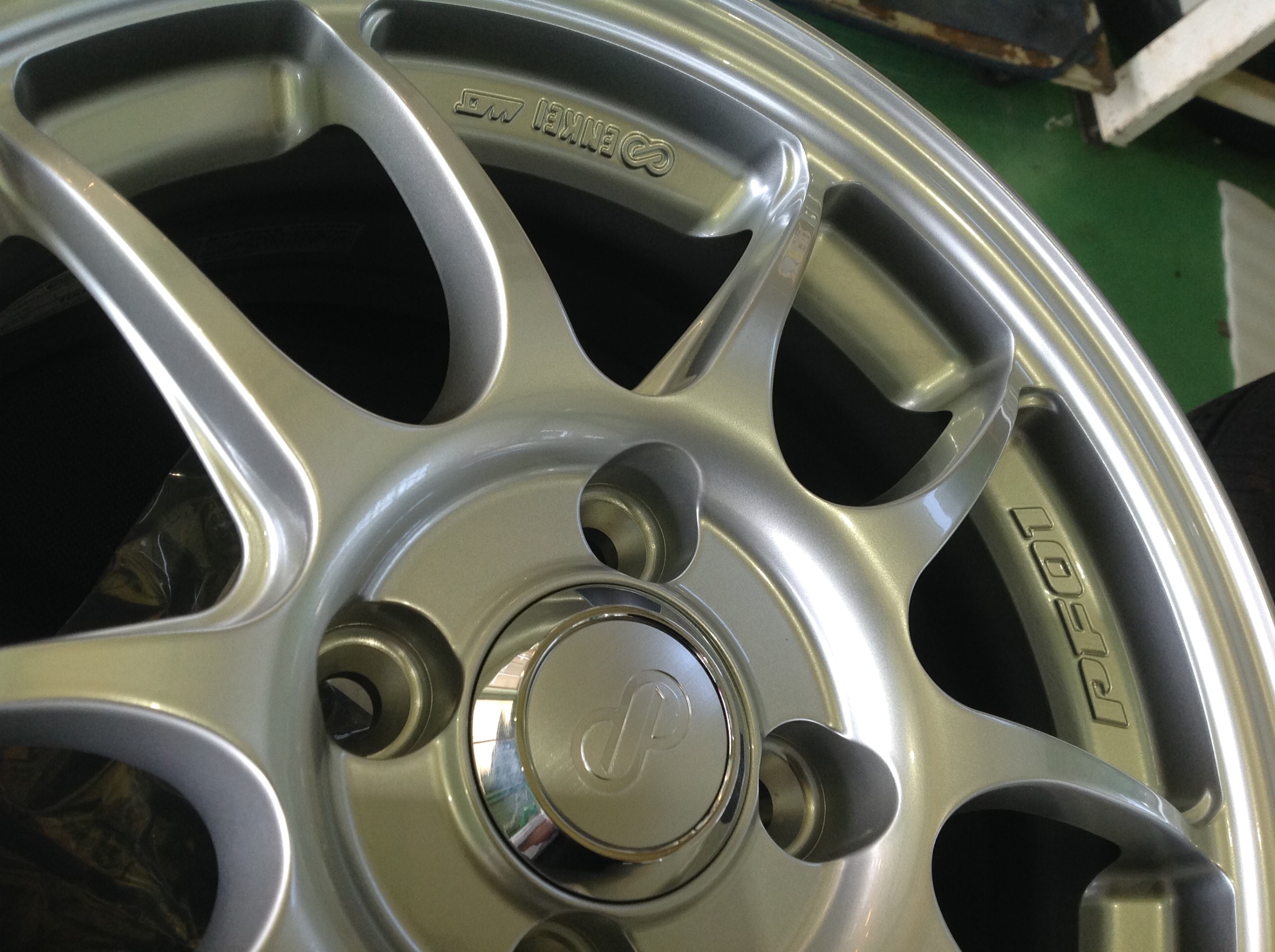 トヨタ アクア エンケイ Pf01 取り付け トヨタ アクア ホイール タイヤ ホイール関連 タイヤ ホイール交換 サービス事例 タイヤ館 綾瀬 神奈川県のタイヤ カー用品ショップ タイヤからはじまる トータルカーメンテナンス タイヤ館グループ