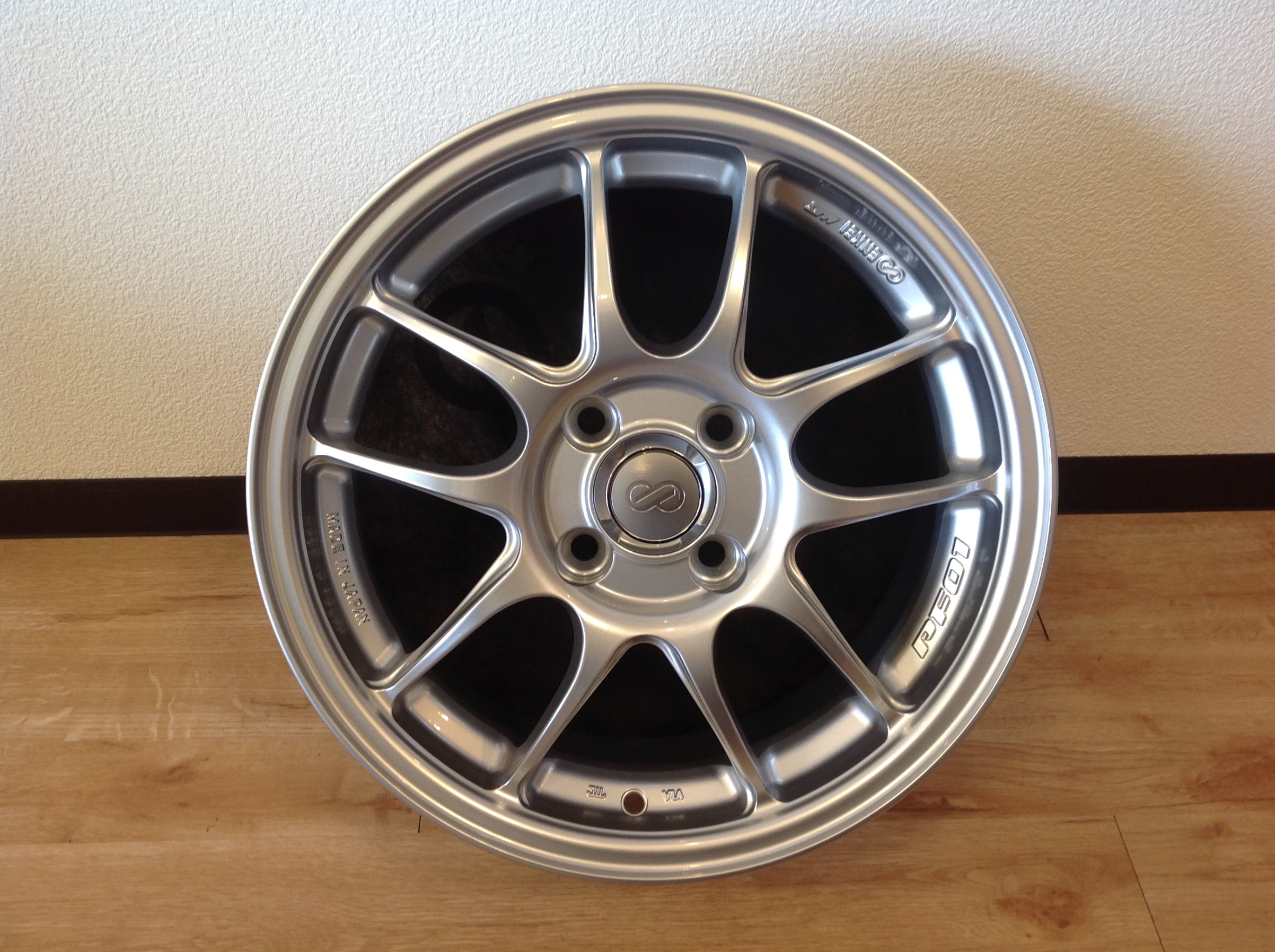 トヨタ アクア エンケイ Pf01 取り付け トヨタ アクア ホイール タイヤ ホイール関連 タイヤ ホイール交換 サービス事例 タイヤ館 綾瀬 神奈川県のタイヤ カー用品ショップ タイヤからはじまる トータルカーメンテナンス タイヤ館グループ