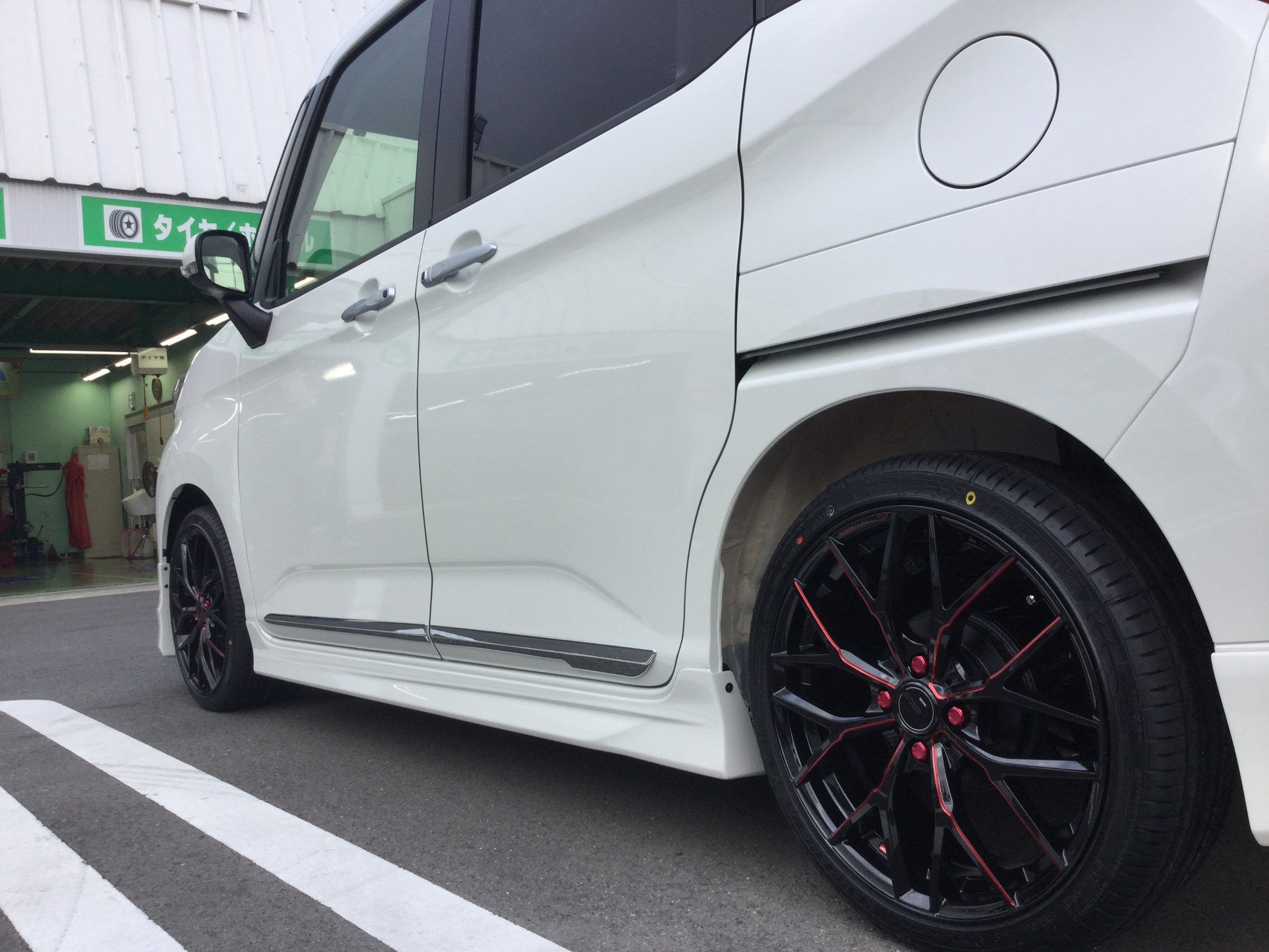 トヨタ ルーミー ウェッズ レオニスMX 限定カラー BK/SC（RED) 17