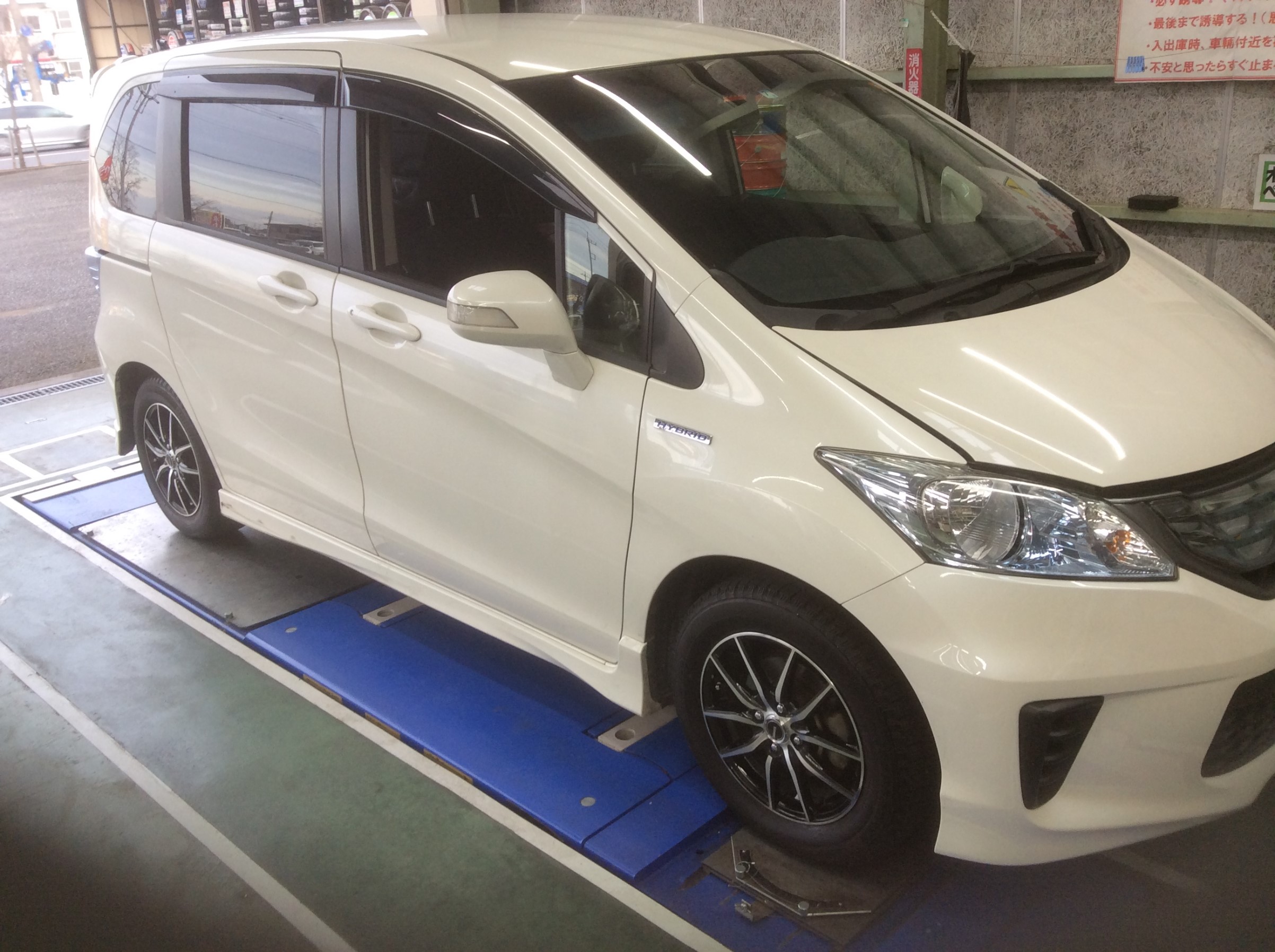 ホンダ フリード オイル交換です ホンダ フリード タイヤ 総和店こだわり作業 タイヤ館 総和 茨城県のタイヤ カー用品ショップ タイヤからはじまる トータルカーメンテナンス タイヤ館グループ