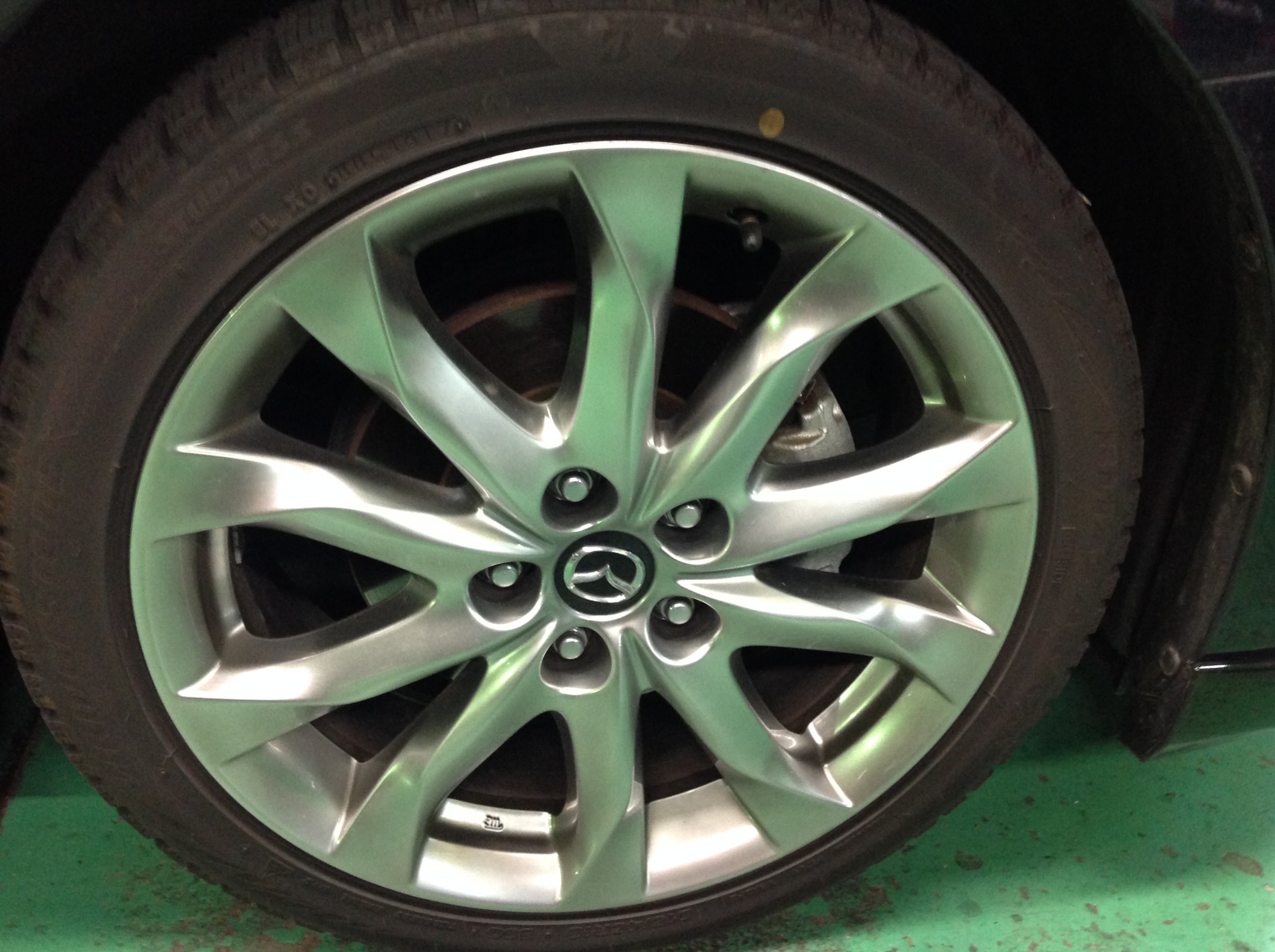 美しい 紺色 車のホイール交換事例 ゴルフ アクセラスポーツ フォルクスワーゲン ゴルフ7 ホイール タイヤ ホイール関連 タイヤ ホイール交換 スタッフ日記 タイヤ館 草津 タイヤからはじまる トータルカーメンテナンス タイヤ館グループ