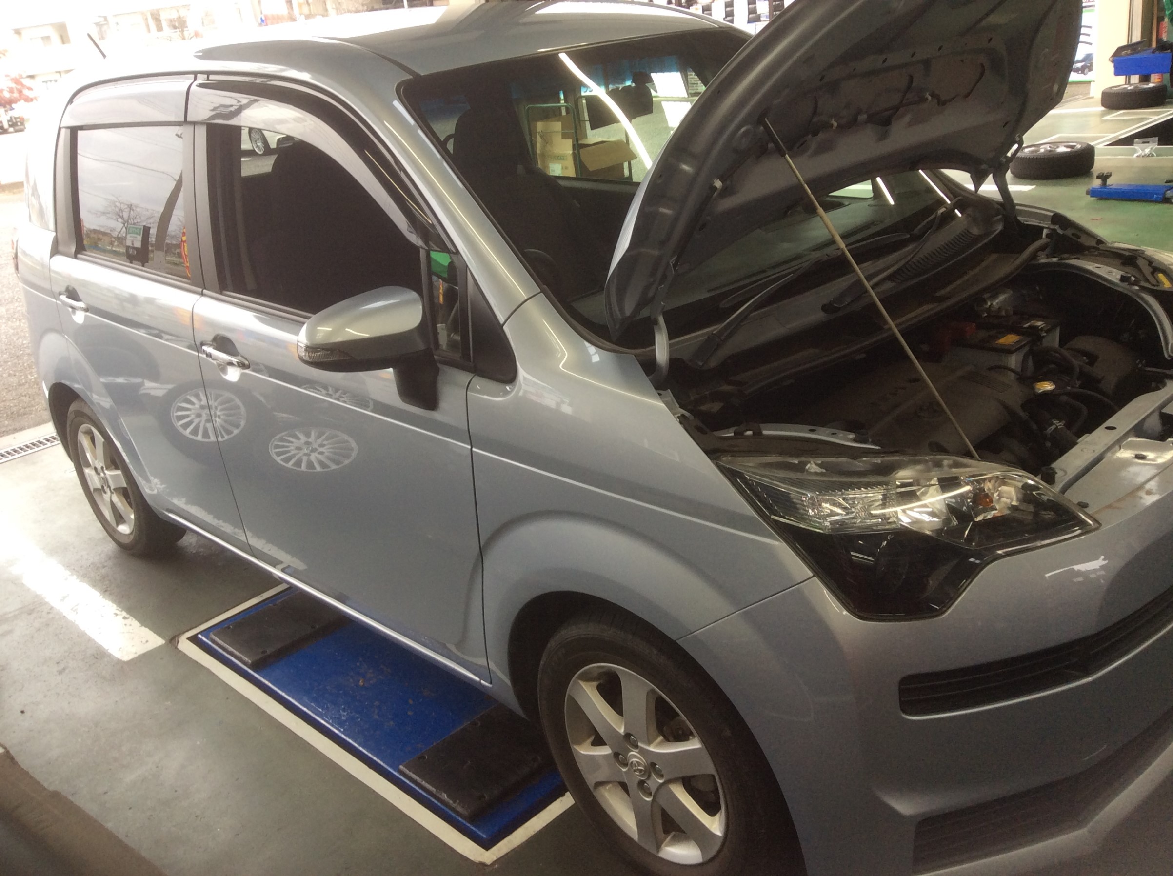 トヨタ スペイド バッテリー交換作業です トヨタ スペイド メンテナンス商品 パーツ取付 各種用品取付 総和店こだわり作業 タイヤ館 総和 茨城県のタイヤ カー用品ショップ タイヤからはじまる トータルカーメンテナンス タイヤ館グループ