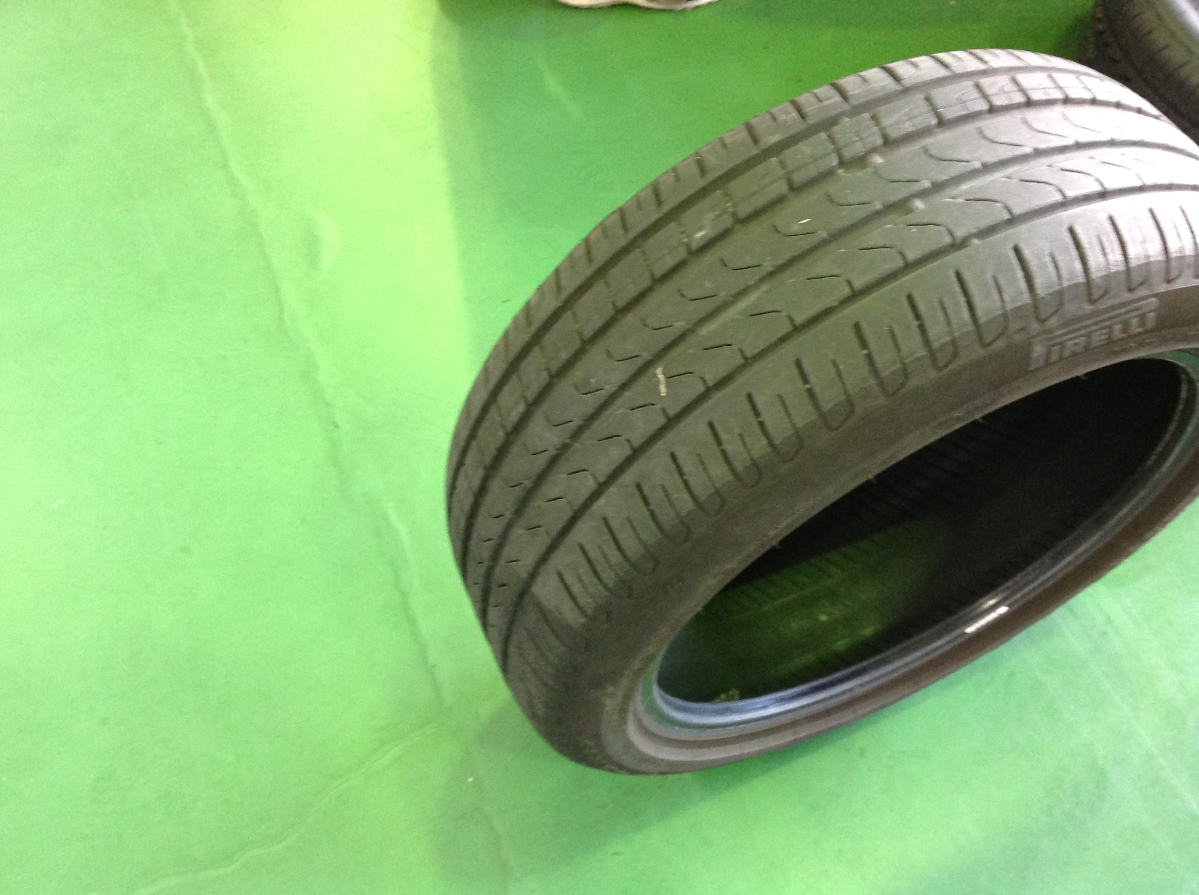 ピレリー新車装着タイヤお外しています。