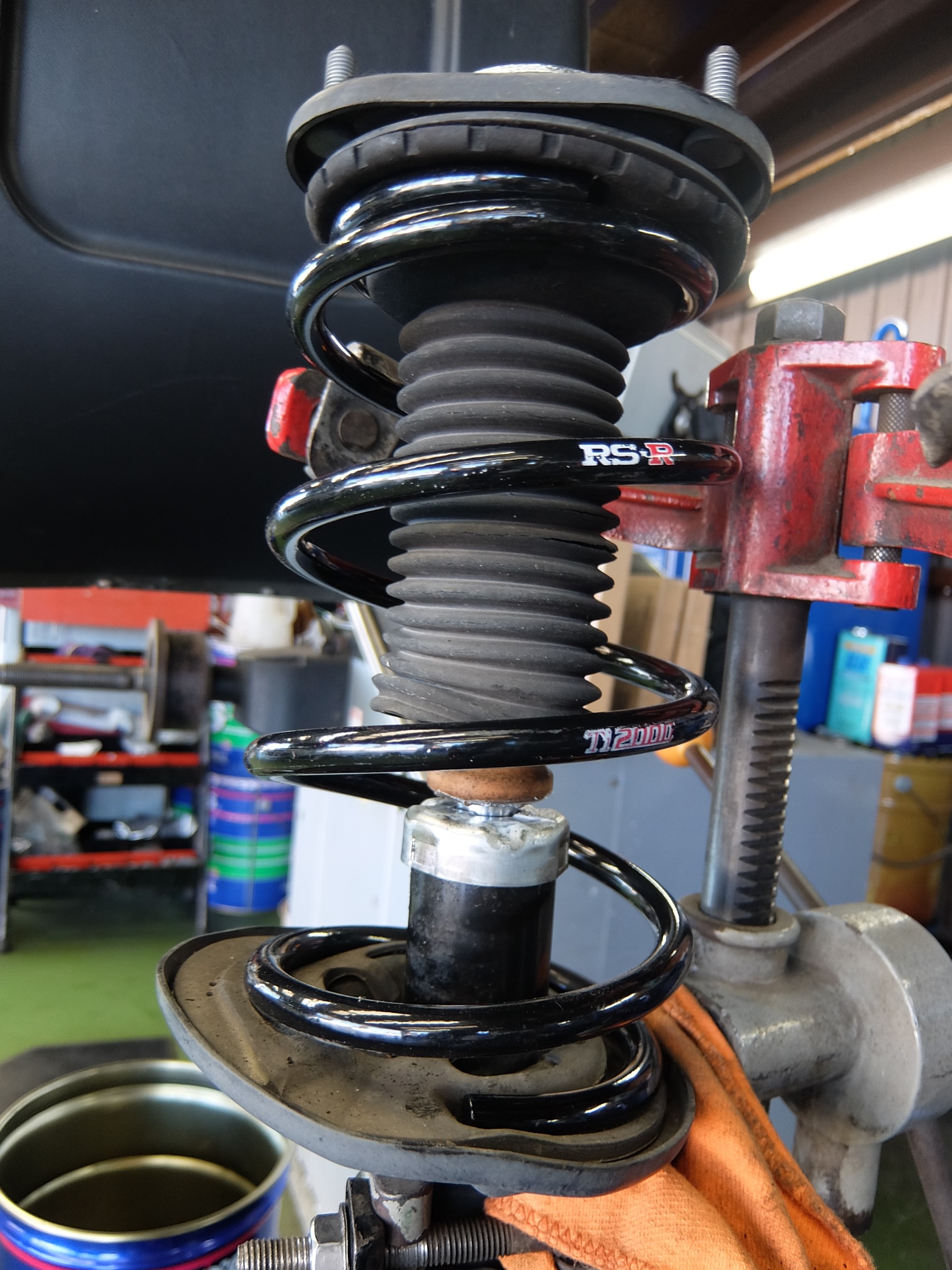 トヨタ・プリウス・ZVW30】ダウンサス交換 | 店舗おススメ情報