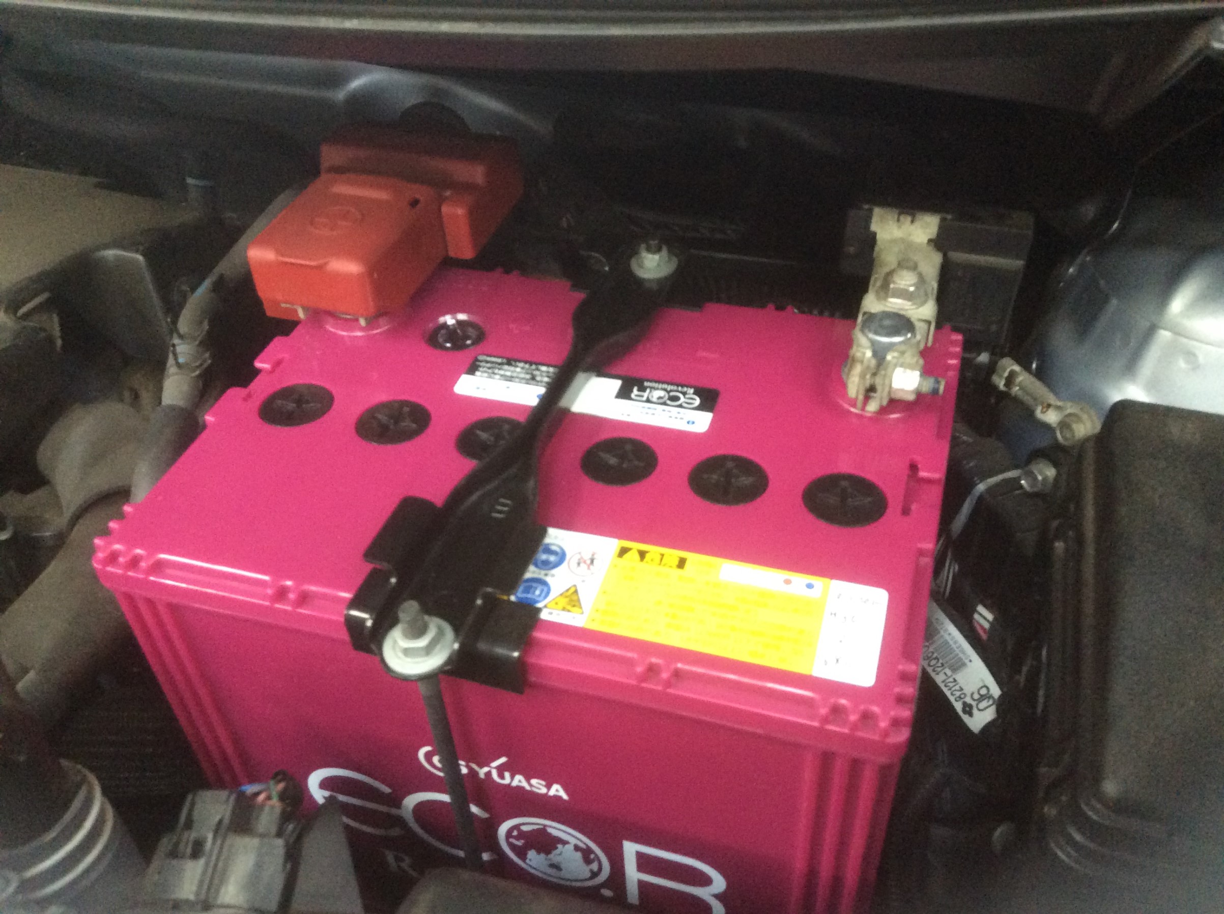 トヨタ スペイド バッテリー交換作業です トヨタ スペイド メンテナンス商品 パーツ取付 各種用品取付 総和店こだわり作業 タイヤ館 総和 茨城県のタイヤ カー用品ショップ タイヤからはじまる トータルカーメンテナンス タイヤ館グループ