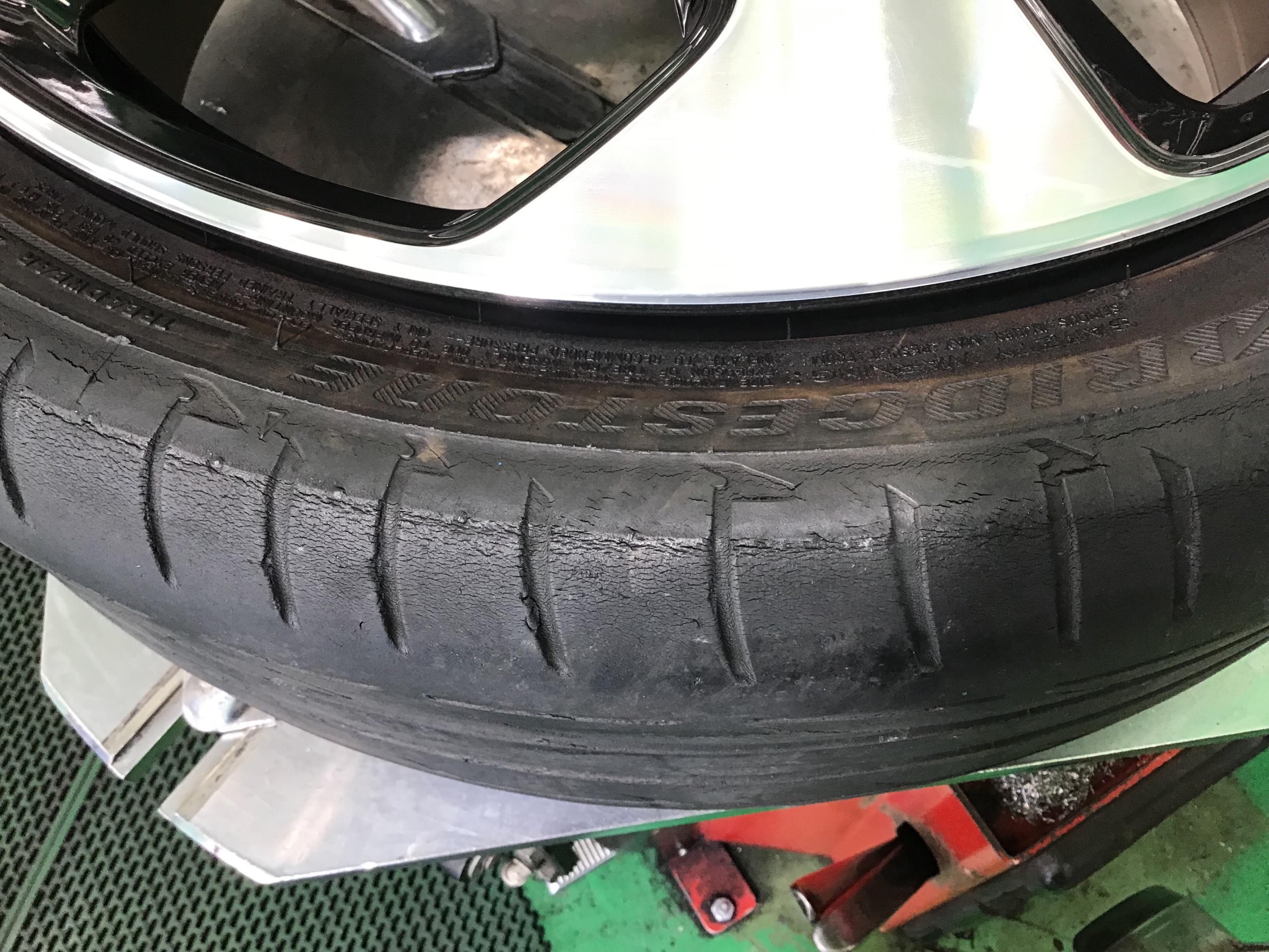 ゴルフタイヤ交換 稲城市 フォルクスワーゲン ゴルフ7 Gti サービス事例 タイヤ館 稲城 東京都のタイヤ カー用品ショップ タイヤからはじまる トータルカーメンテナンス タイヤ館グループ