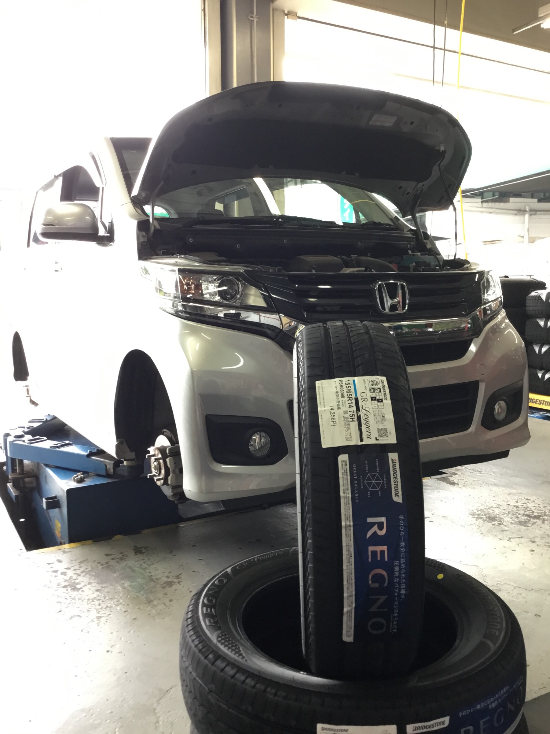 軽自動車 コンパクトカーもタイヤ交換 サービス事例 タイヤ館 関越練馬 東京都のタイヤ カー用品ショップ タイヤからはじまる トータルカーメンテナンス タイヤ館グループ