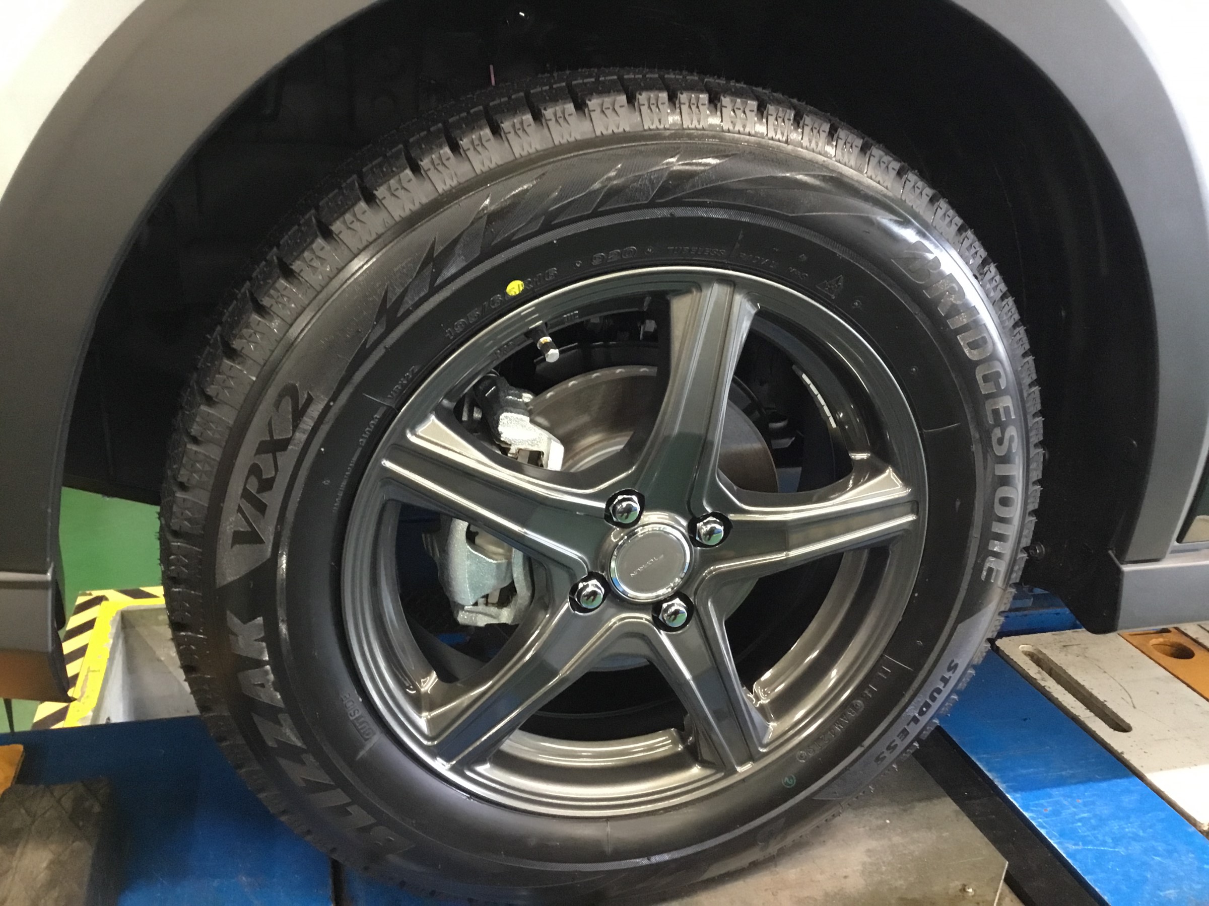 TOYOTAライズ　スタッドレス更に値下げ致しました。 トヨタライズハイブリッド】スタッドレスタイヤ交換！｜グーネットピット