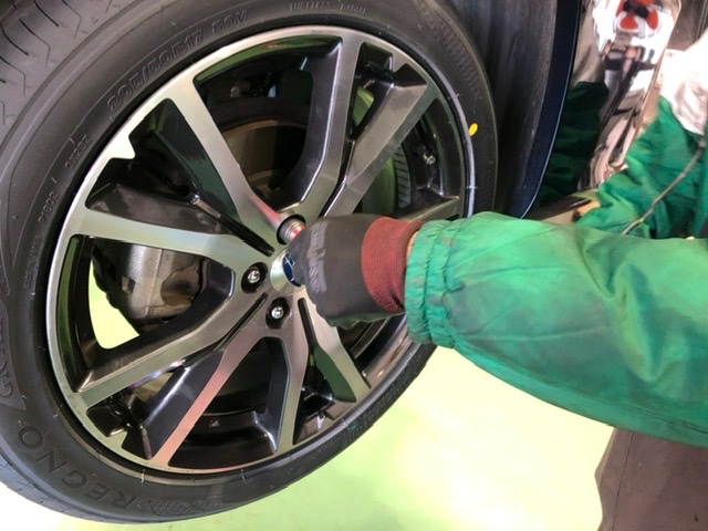 スバル インプレッサ ｇｔ６ のタイヤ交換をしました スバル インプレッサスポーツ タイヤ タイヤ ホイール関連 タイヤ ホイール交換 技術サービス施工事例 タイヤ館 福岡東 タイヤからはじまる トータルカーメンテナンス タイヤ館グループ