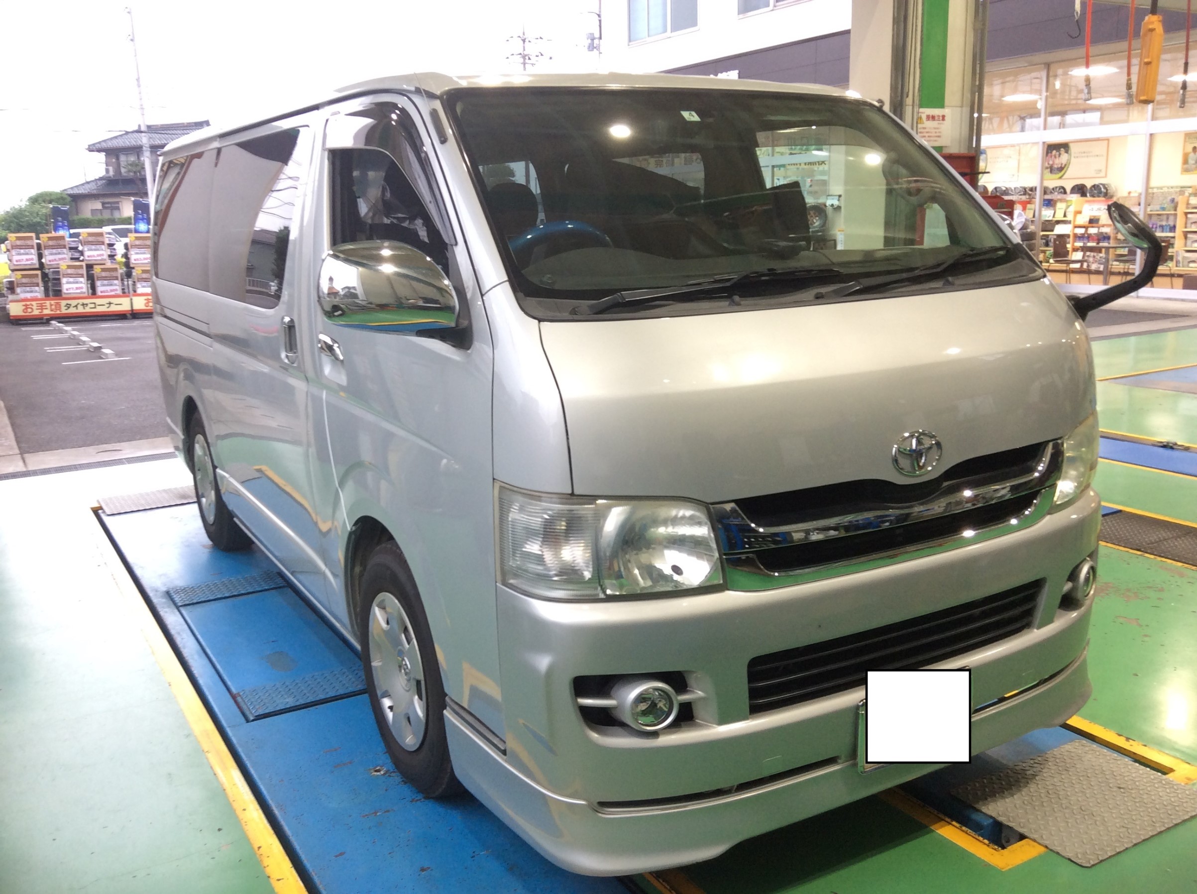 ハイエース オイル交換 トヨタ ハイエース メンテナンス商品 オイル関連 エンジンオイル交換 サービス事例 タイヤ館 綾瀬 神奈川県のタイヤ カー用品ショップ タイヤからはじまる トータルカーメンテナンス タイヤ館グループ