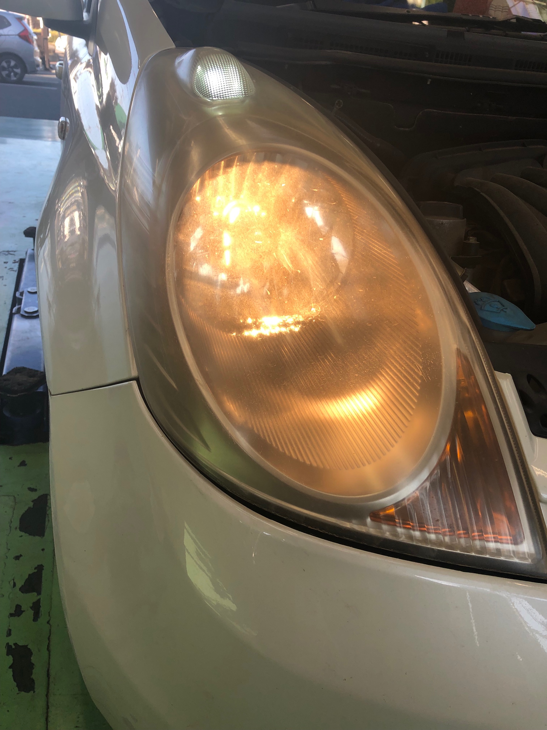 ニッサン E11 ノート ヘッドライトバルブ交換を行いました 日産 ノート メンテナンス商品 パーツ取付 各種用品取付 サービス事例 タイヤ館 阿見 茨城県のタイヤ カー用品ショップ タイヤからはじまる トータルカーメンテナンス タイヤ館グループ