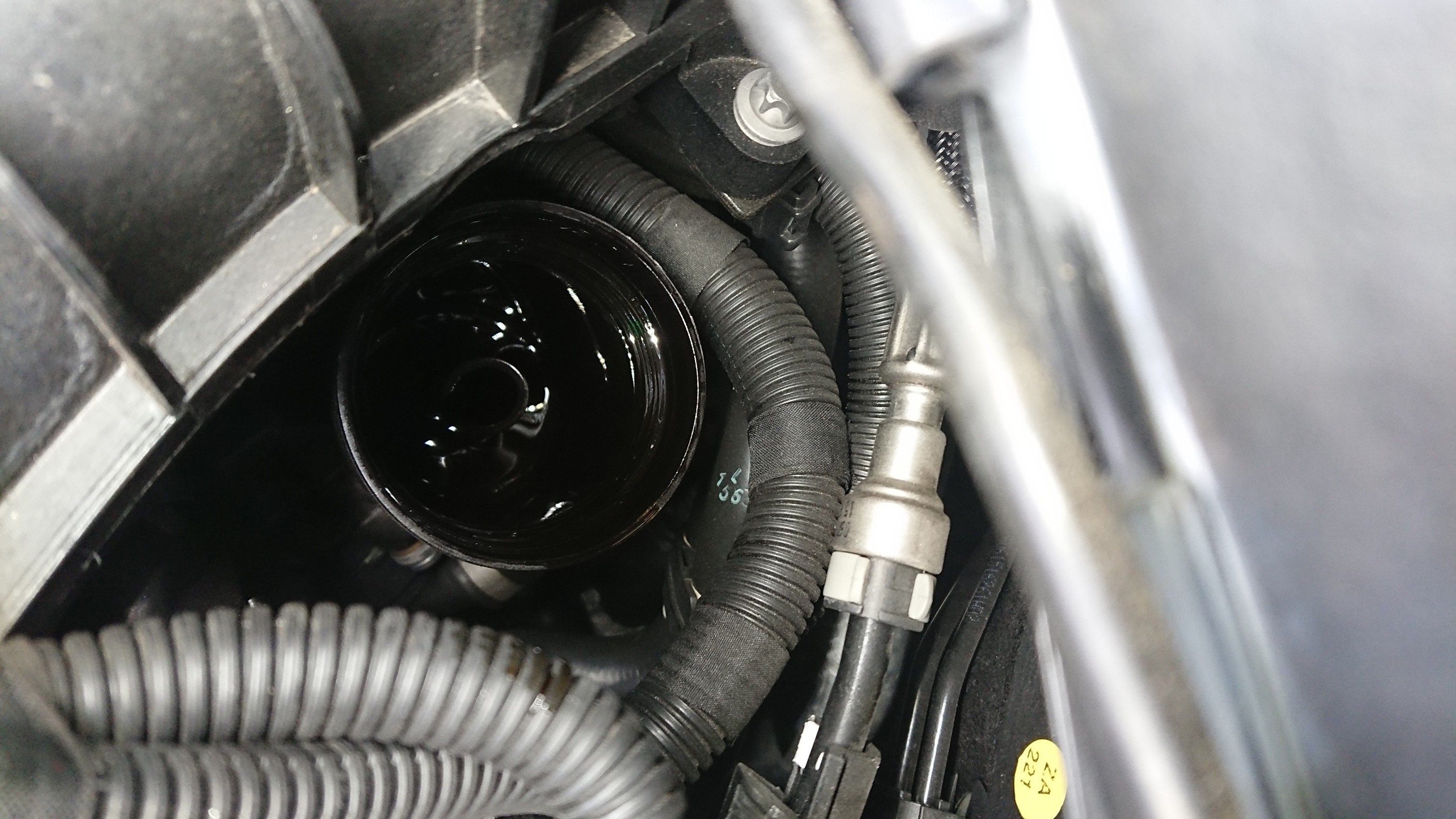 BMW F31 320i エンジンオイル交換しました！ BMW 3シリーズ メンテナンス商品 オイル関連 > エンジンオイル交換 技術