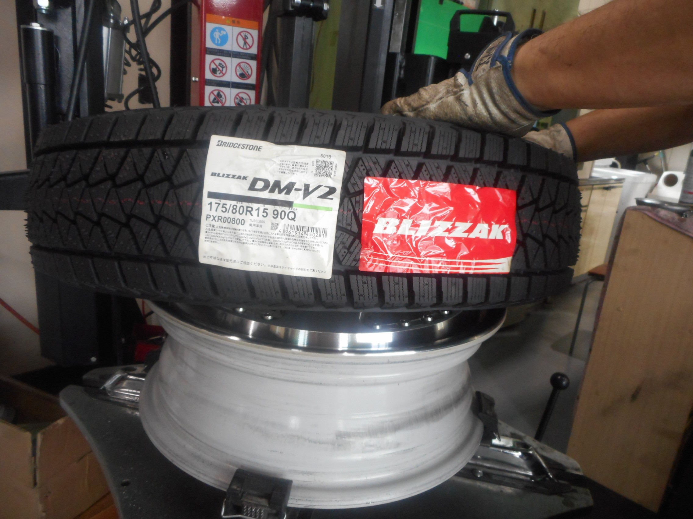スタッドレスタイヤ、組み付け作業中