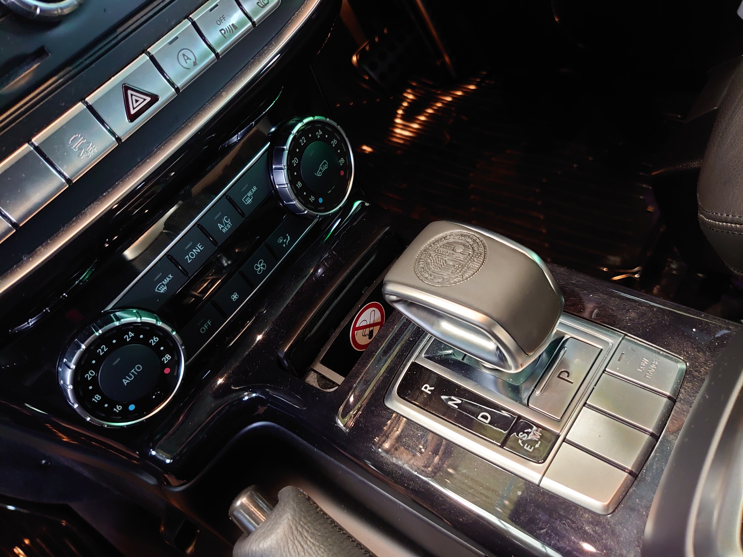 Mercedes-Benz W463 ゲレンデ の シフトノブ交換しました 