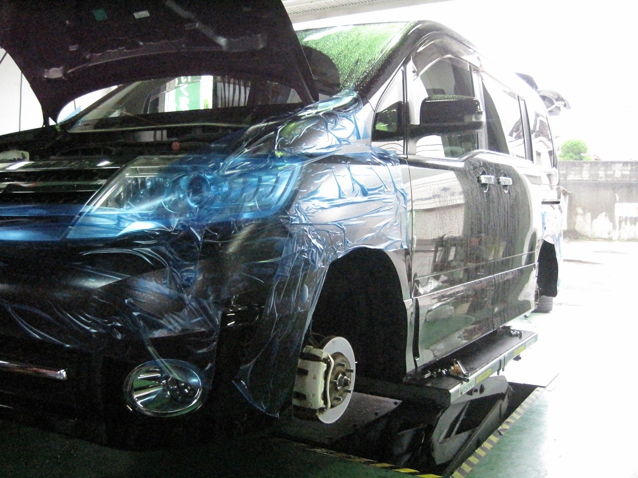ニッサン セレナに車高調キット取り付け 日産 セレナ その他 パーツ取付 サスペンション取付 スタッフ日記 タイヤ館 西脇 兵庫県のタイヤ カー用品ショップ タイヤからはじまる トータルカーメンテナンス タイヤ館グループ