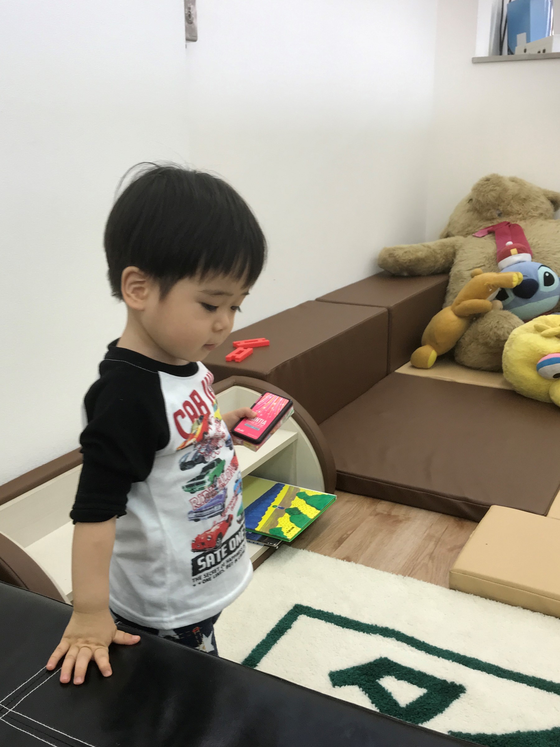 我が子がキッズコーナーで遊んでる写真