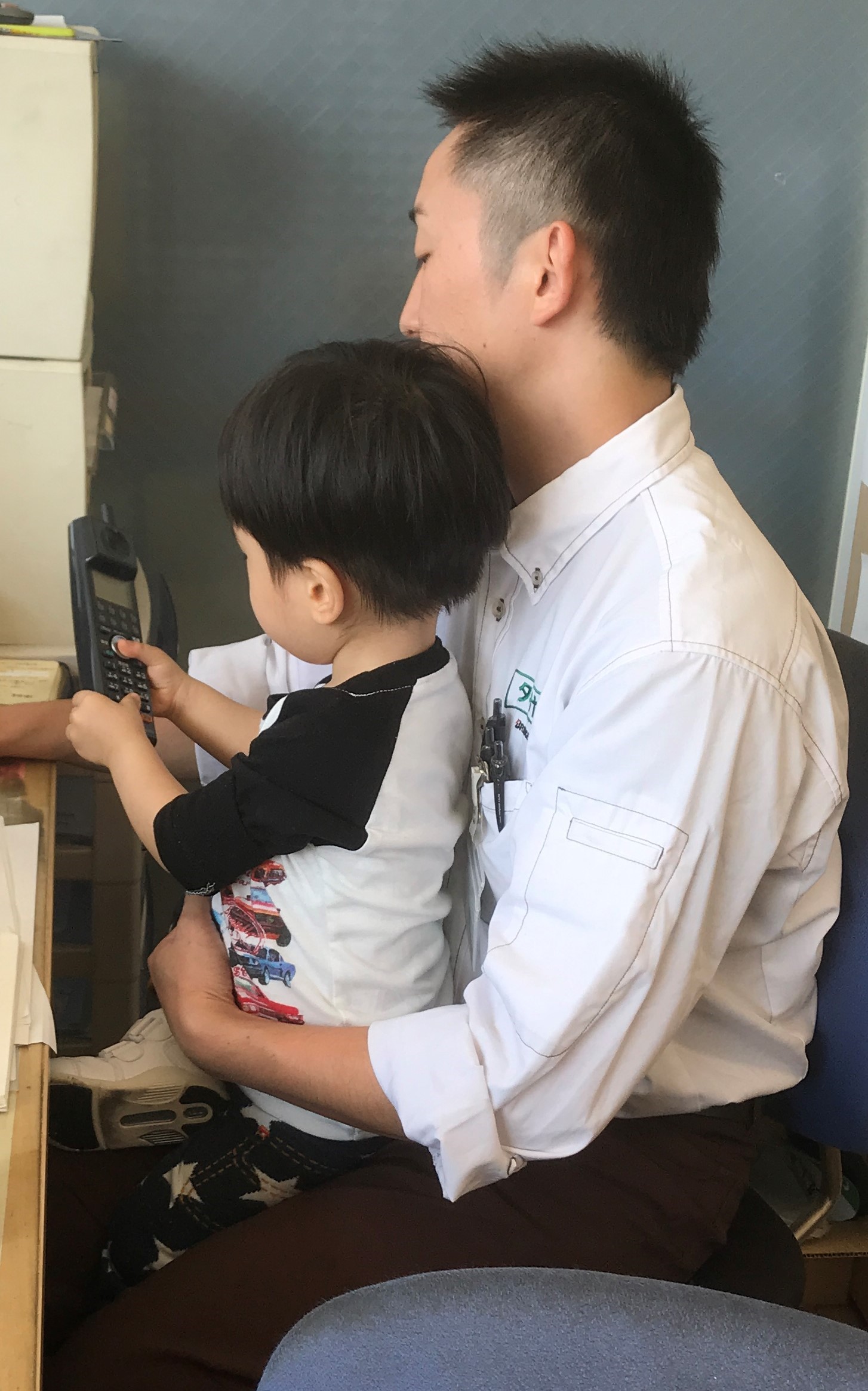 我が子が主任の仕事を妨害してる写真