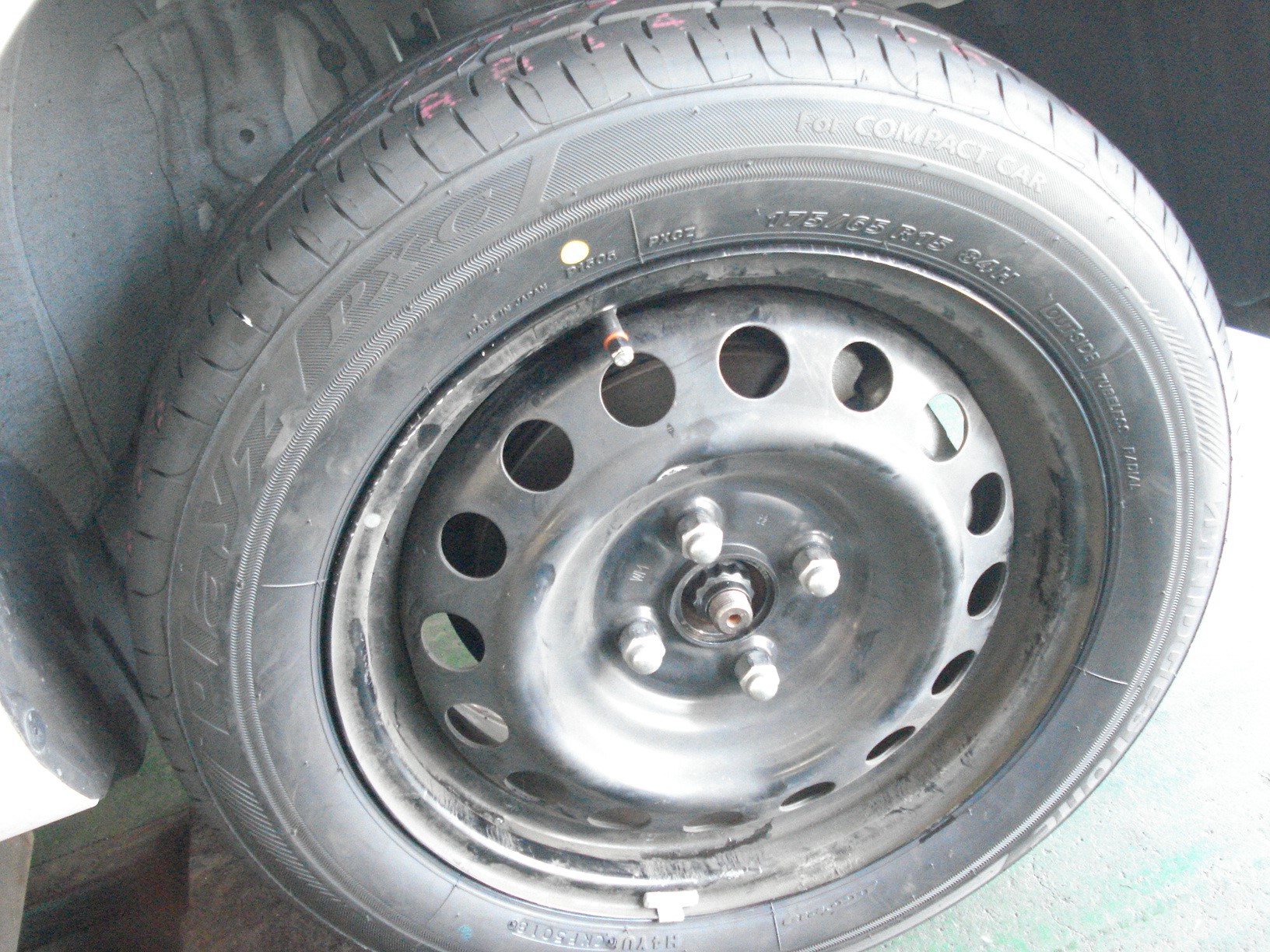 Toyota アクア タイヤ交換 Tpms取付 トヨタ アクア タイヤ パーツ取付 各種用品取付 ひたち多賀店作業紹介 タイヤ館 ひたち多賀 茨城県のタイヤ カー用品ショップ タイヤからはじまる トータルカーメンテナンス タイヤ館グループ