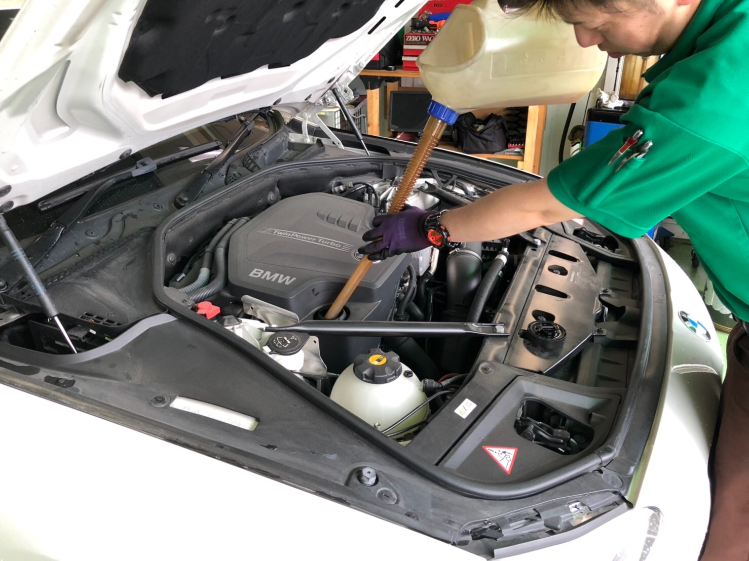 BMW 528i （F11）のオイル交換をしました♫ BMW 5シリーズ メンテナンス商品 オイル関連 > エンジンオイル交換 技術サービス施工事例 タイヤ館 福岡東 タイヤ