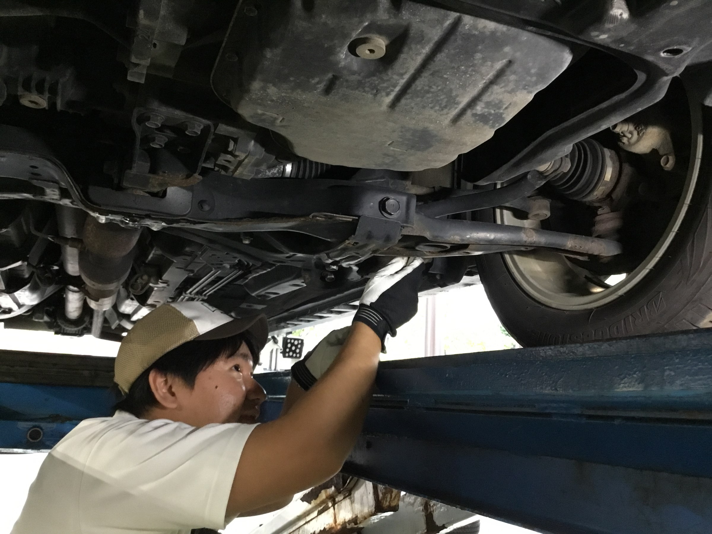 調整作業中の久米スタッフ