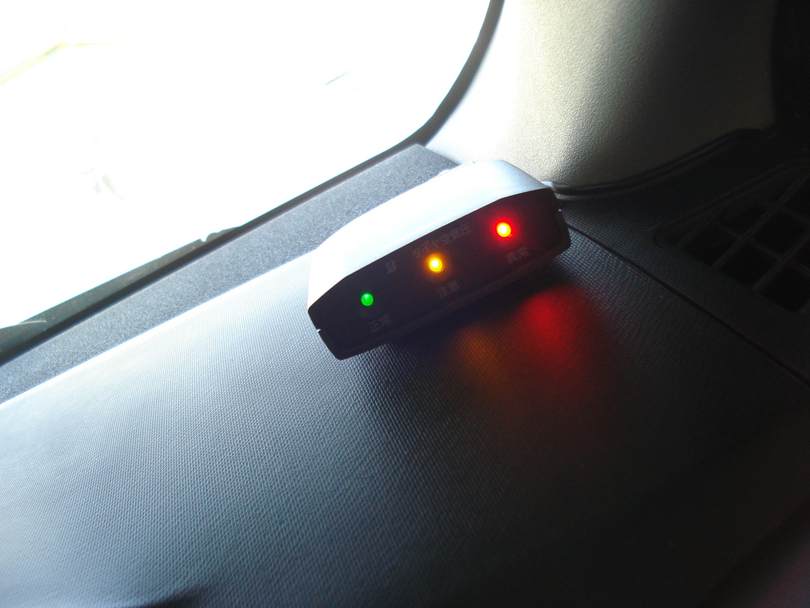 Toyota アクア タイヤ交換 Tpms取付 トヨタ アクア タイヤ パーツ取付 各種用品取付 ひたち多賀店作業紹介 タイヤ館 ひたち多賀 茨城県のタイヤ カー用品ショップ タイヤからはじまる トータルカーメンテナンス タイヤ館グループ