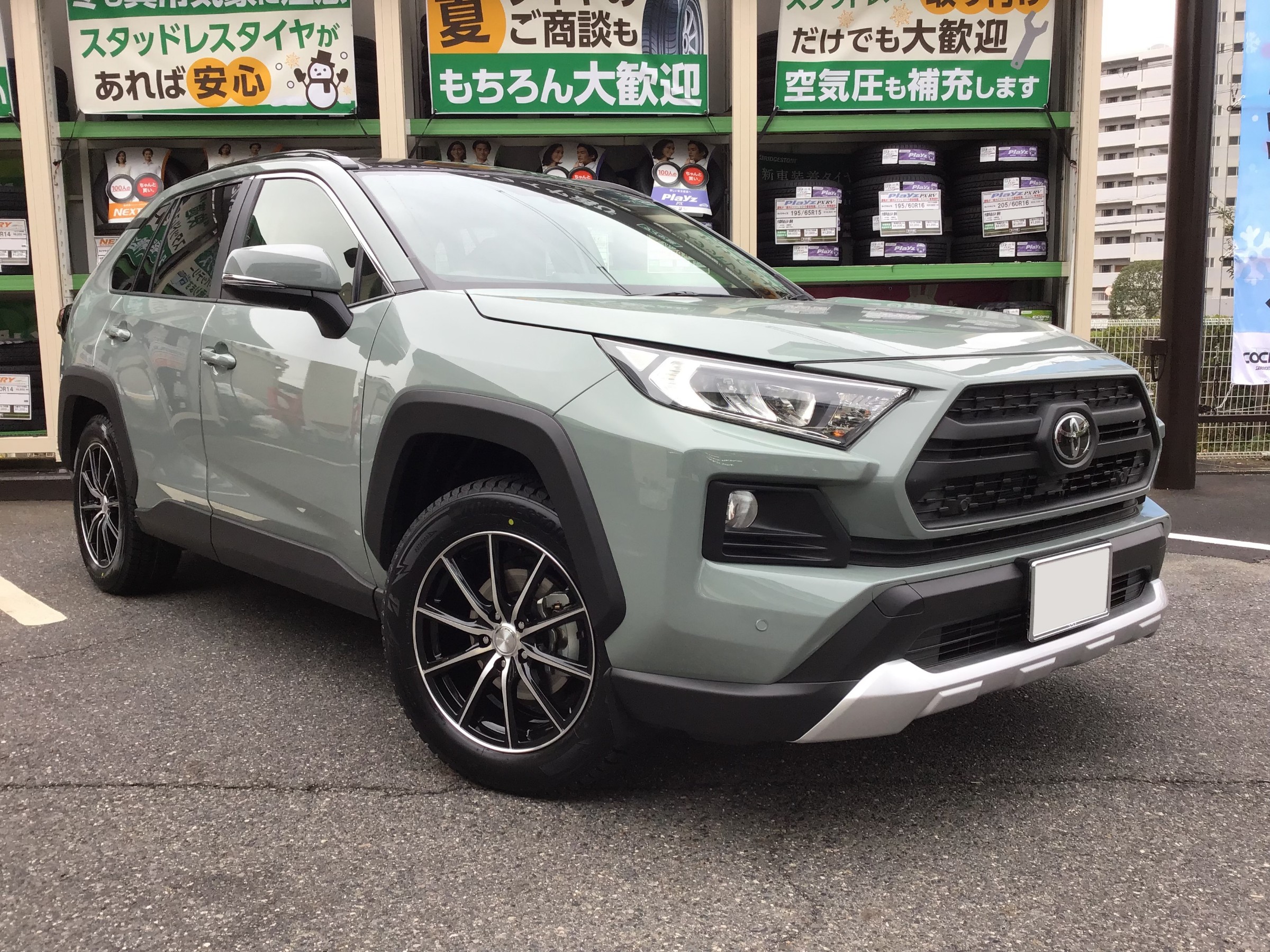 スタッドレスタイヤまだまだ販売中！ＲＡＶ４の取り付け事例