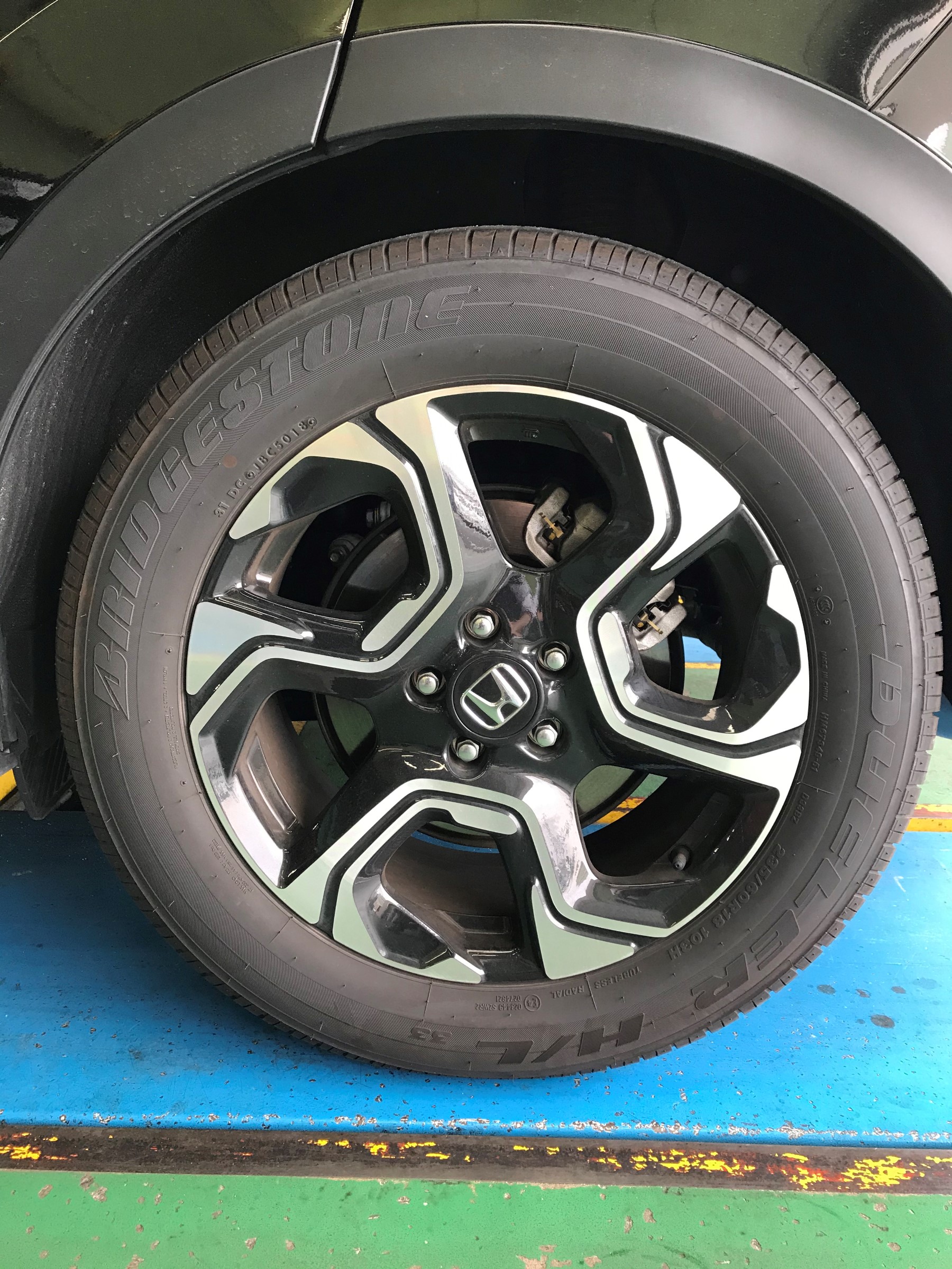 ホンダCRVにスタッドレスセット取付 ホンダ CRV タイヤ タイヤ・ホイール関連 > タイヤ・ホイール交換 サービス事例