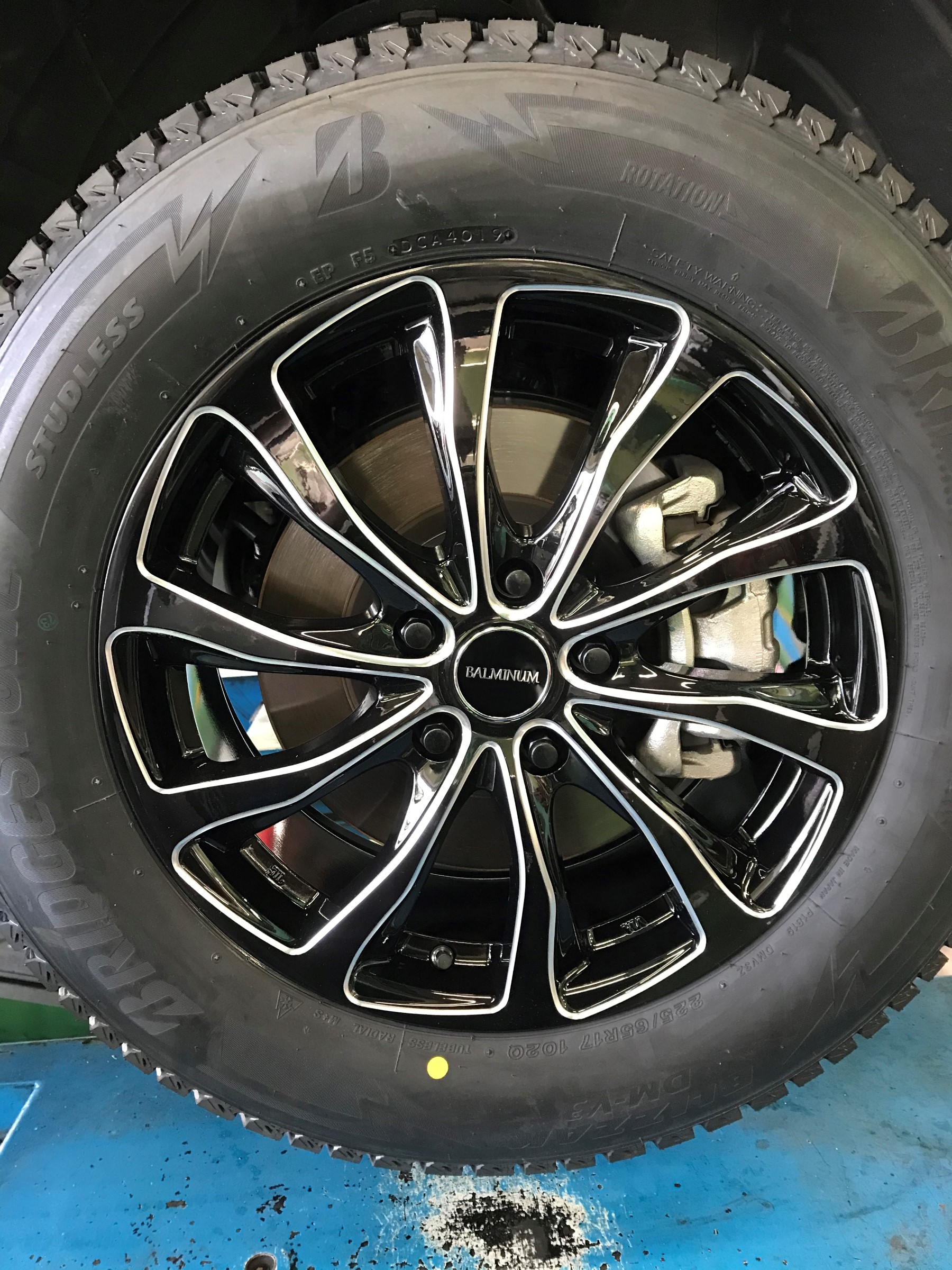 ホンダCRVにスタッドレスセット取付 ホンダ CRV タイヤ タイヤ・ホイール関連 > タイヤ・ホイール交換 サービス事例