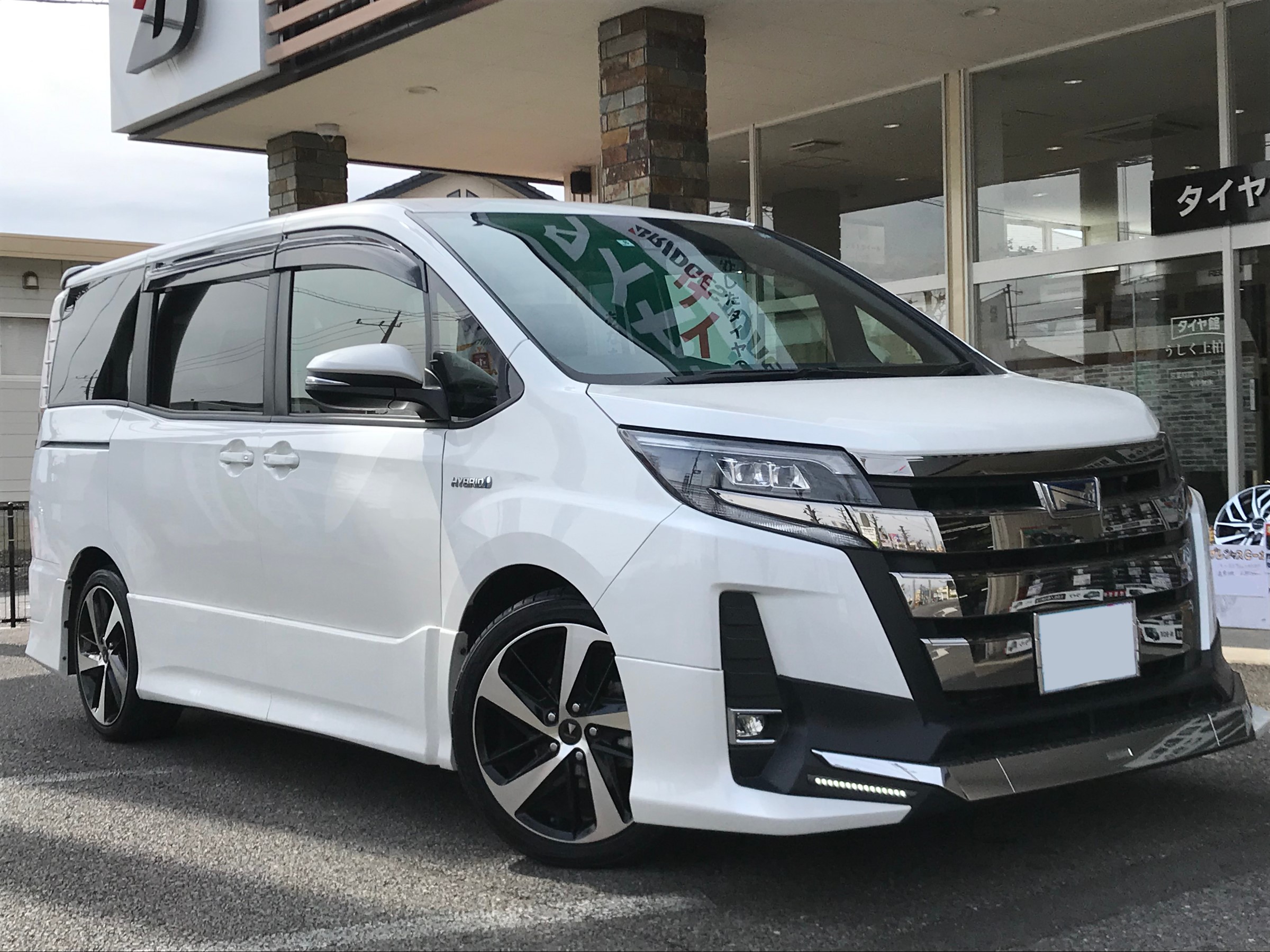 トヨタ ノア Zrr80 ルームランプをledに交換しました トヨタ ノア その他 カー用品取付 Hid Led 電球取付 サービス事例 タイヤ館 うしく上柏田 茨城県のタイヤ カー用品ショップ タイヤからはじまる トータルカーメンテナンス タイヤ館グループ