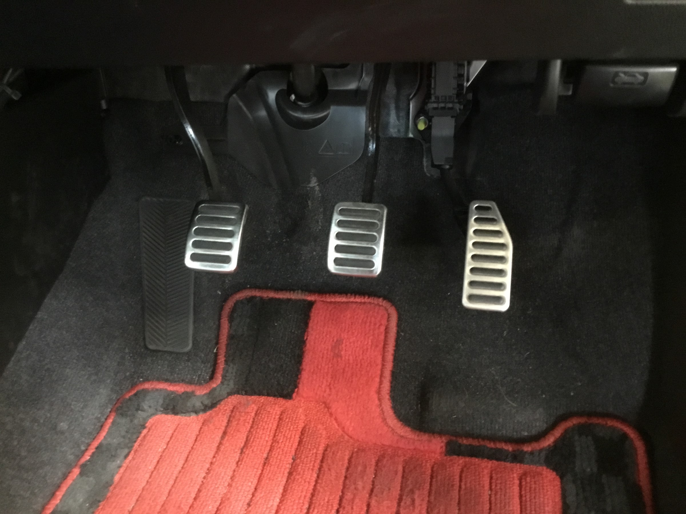 スイフトスポーツzc33s シフトノブ ペダルカバー交換 スズキ スイフトスポーツ サービス事例 タイヤ館 高津 神奈川県のタイヤ カー用品ショップ タイヤからはじまる トータルカーメンテナンス タイヤ館グループ