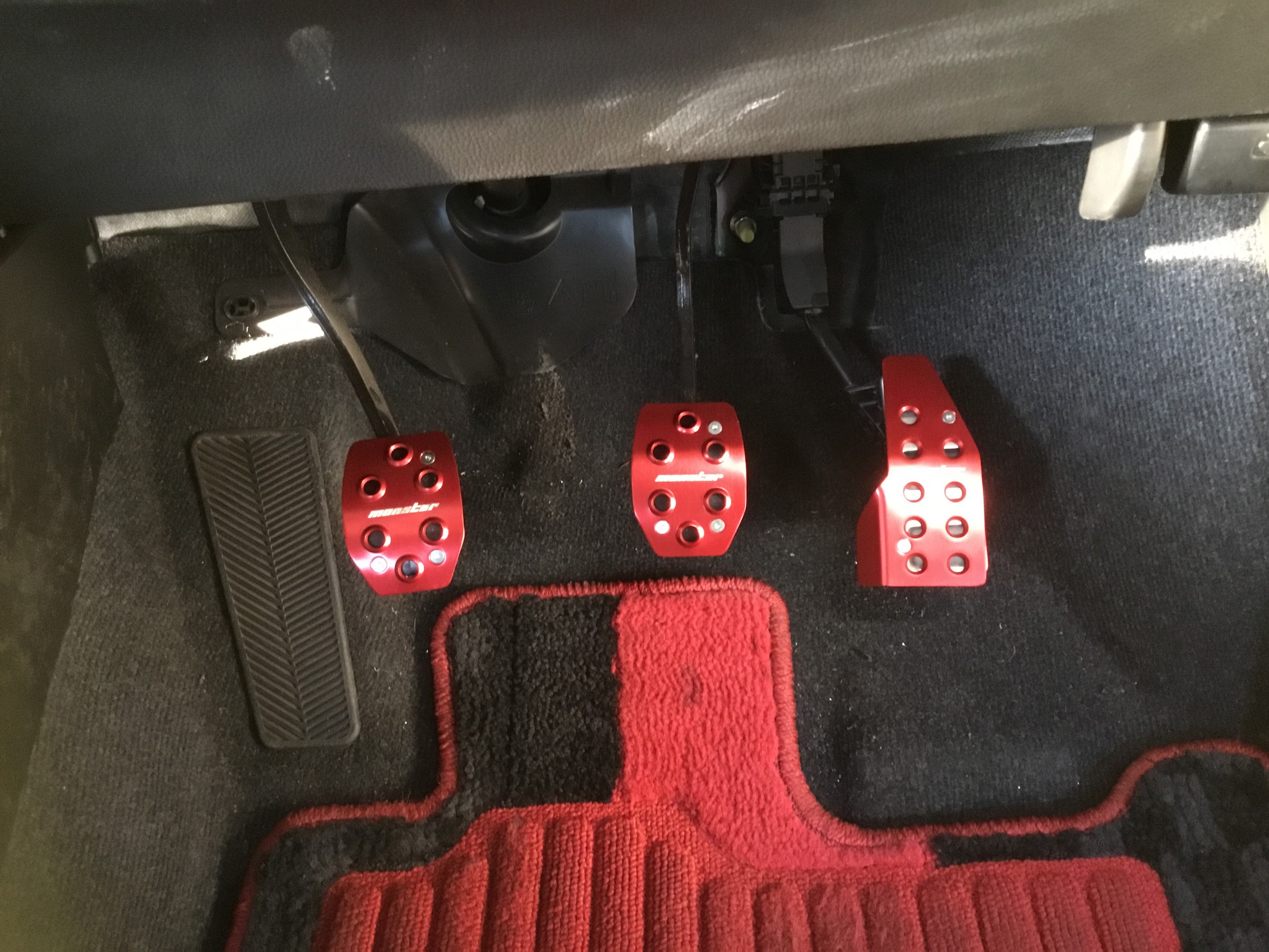 スイフトスポーツzc33s シフトノブ ペダルカバー交換 スズキ スイフトスポーツ サービス事例 タイヤ館 高津 神奈川県のタイヤ カー用品ショップ タイヤからはじまる トータルカーメンテナンス タイヤ館グループ