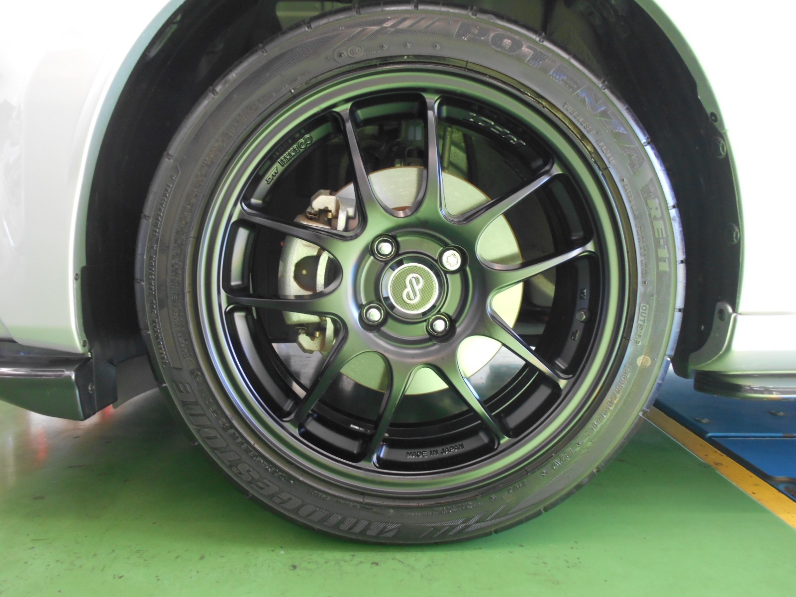 エンケイ Pf01 装着 日産 マーチ スタッフ日記 タイヤ館 吉川 タイヤからはじまる トータルカーメンテナンス タイヤ館グループ