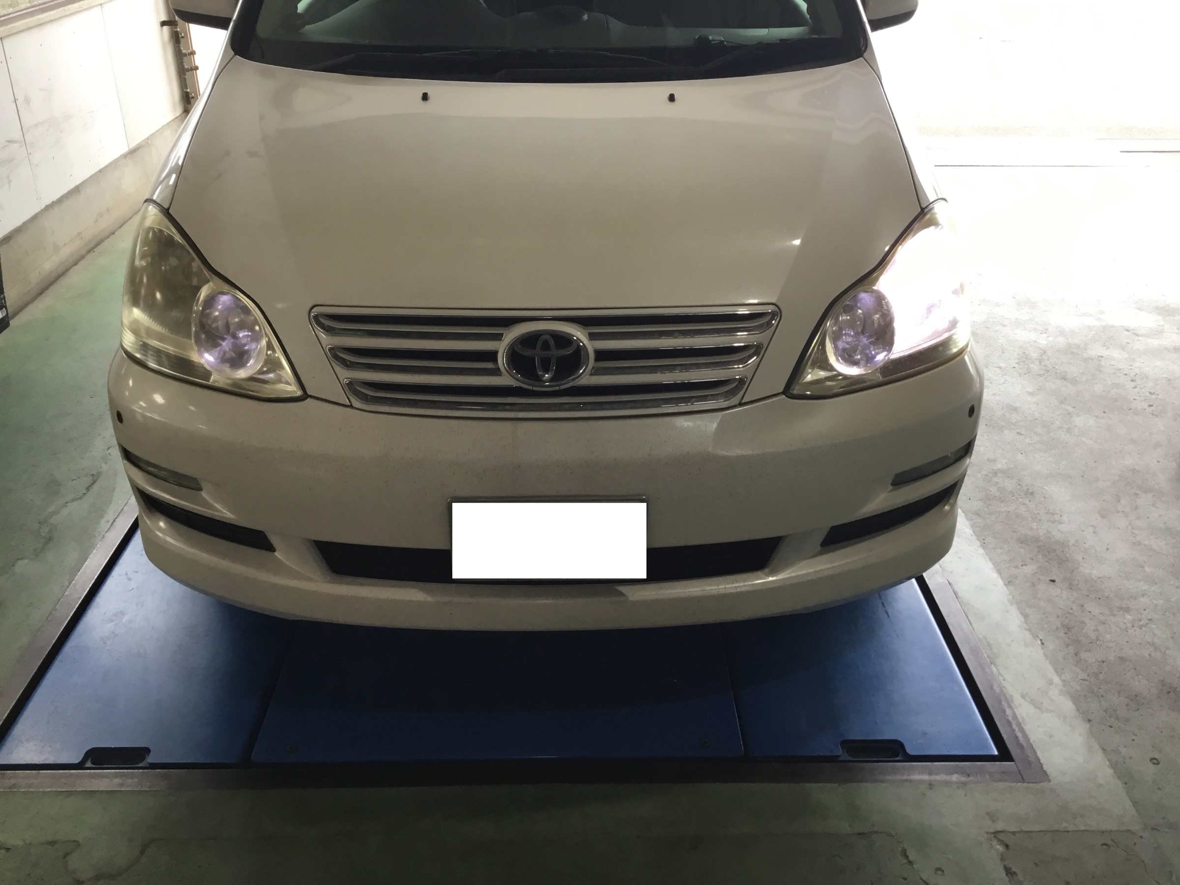 ヘッドライトの球交換もおまかせ トヨタ イプサム サービス事例 タイヤ館 宮崎 タイヤからはじまる トータルカーメンテナンス タイヤ館グループ