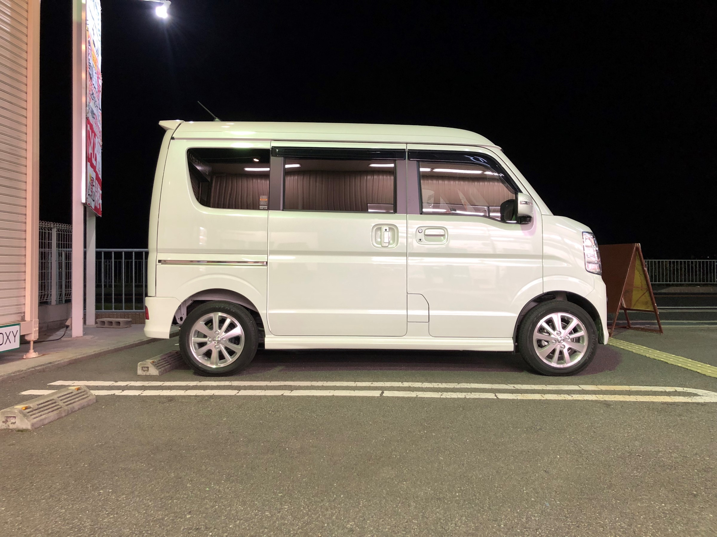 エブリイワゴン (DA17W)にブリッツ車高調取り付け♪ | スズキ エブリイワゴン その他 パーツ取付 > サスペンション取付 | スタッフ日記 | タイヤ館 土山 | タイヤからはじまる、トータルカーメンテナンス タイヤ館グループ エブリイワゴン (DA17W)にブリッツ車高調取り付け♪ | スズキ エブリイワゴン その他 パーツ取付 > サスペンション取付 | スタッフ日記 | タイヤ館 土山 | タイヤからはじまる、トータルカーメンテナンス タイヤ館グループ