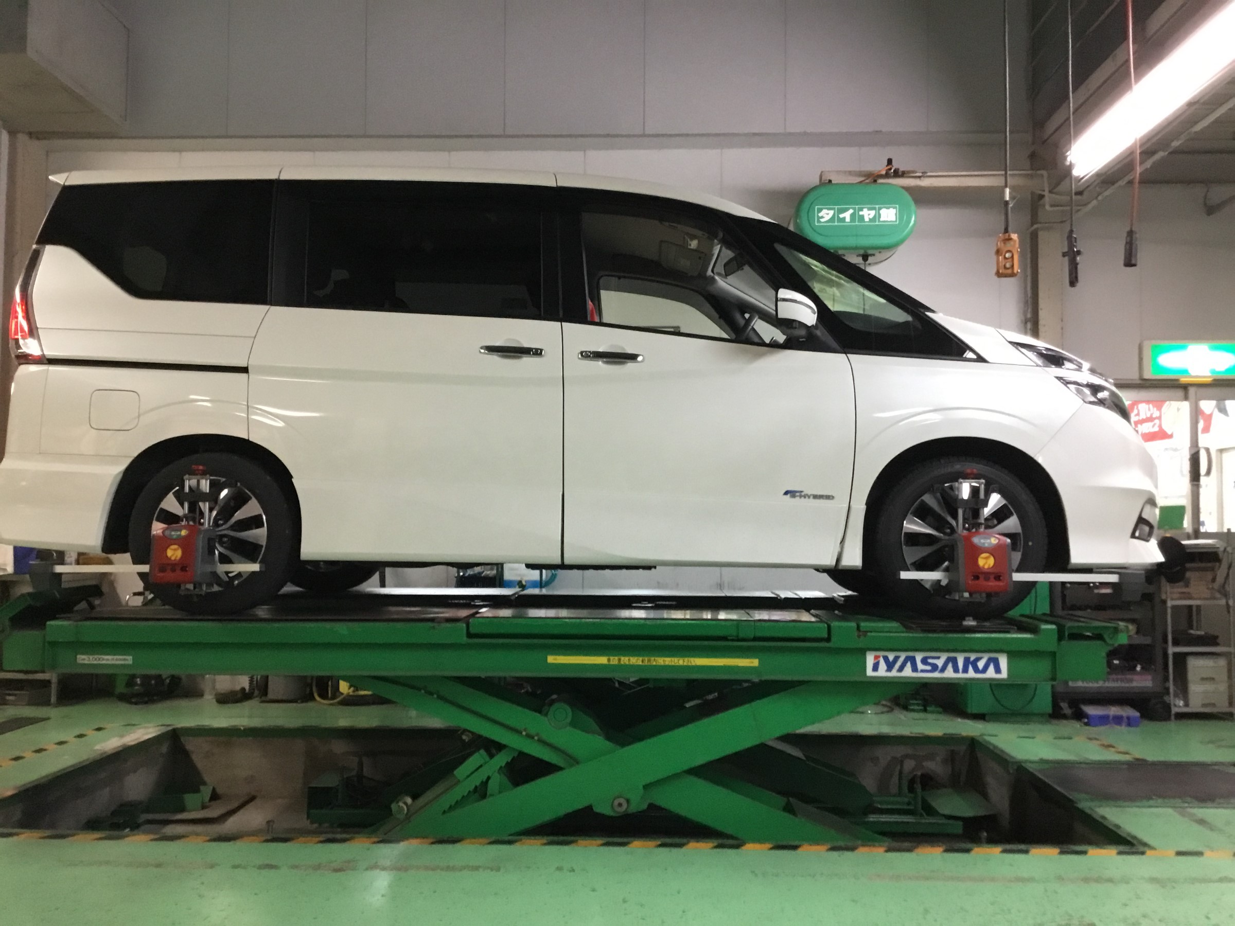 C27 セレナ タイヤ交換 アライメント調整作業 日産 セレナ タイヤ タイヤ ホイール関連 4輪トータルアライメント調整 サービス事例 タイヤ館 浜松中央 タイヤからはじまる トータルカーメンテナンス タイヤ館グループ