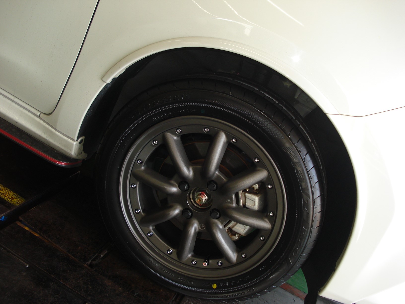 ☆NISSAN マーチNISMO タイヤ＆ホイールセット取付 | 店舗お
