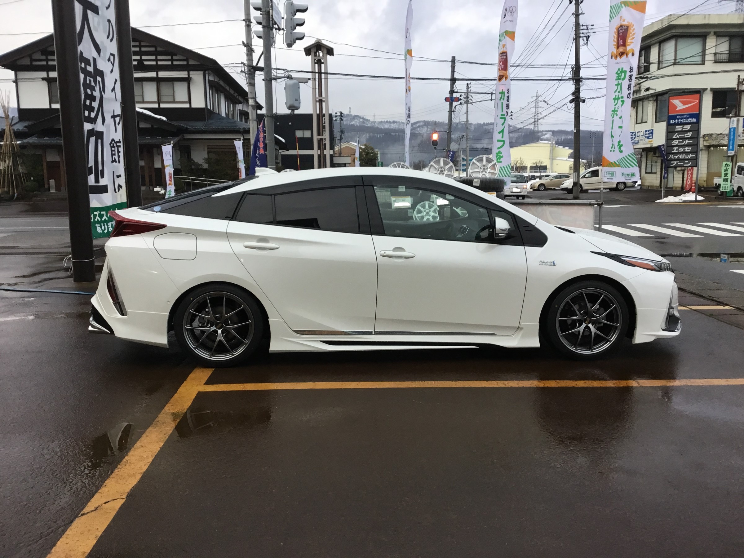 ビルシュタイン ローダウン 車高調キット取り付け トヨタ プリウスphv サービス事例 タイヤ館 小千谷 新潟県のタイヤ カー用品ショップ タイヤからはじまる トータルカーメンテナンス タイヤ館グループ
