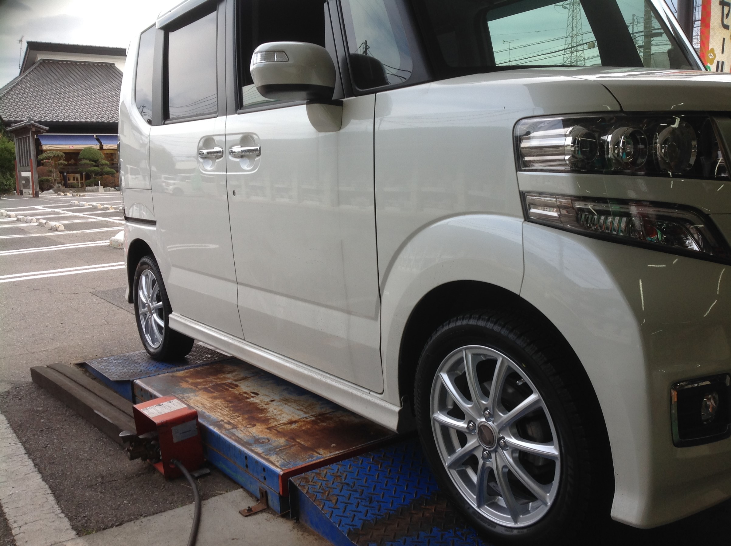 N Box スタッドレスタイヤ取り付け ホンダ N Boxカスタム サービス事例 タイヤ館 勝田台 千葉県のタイヤ カー用品ショップ タイヤからはじまる トータルカーメンテナンス タイヤ館グループ