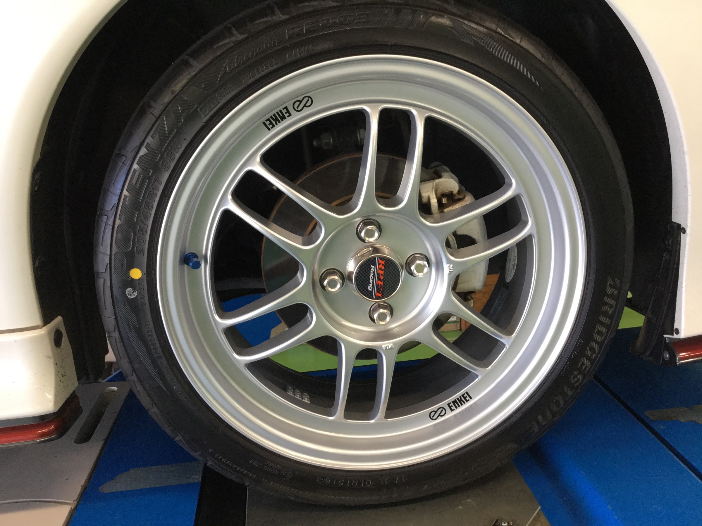 ノートE12 ニスモS エンケイRPF1 17インチ ポテンザアドレナリン装着