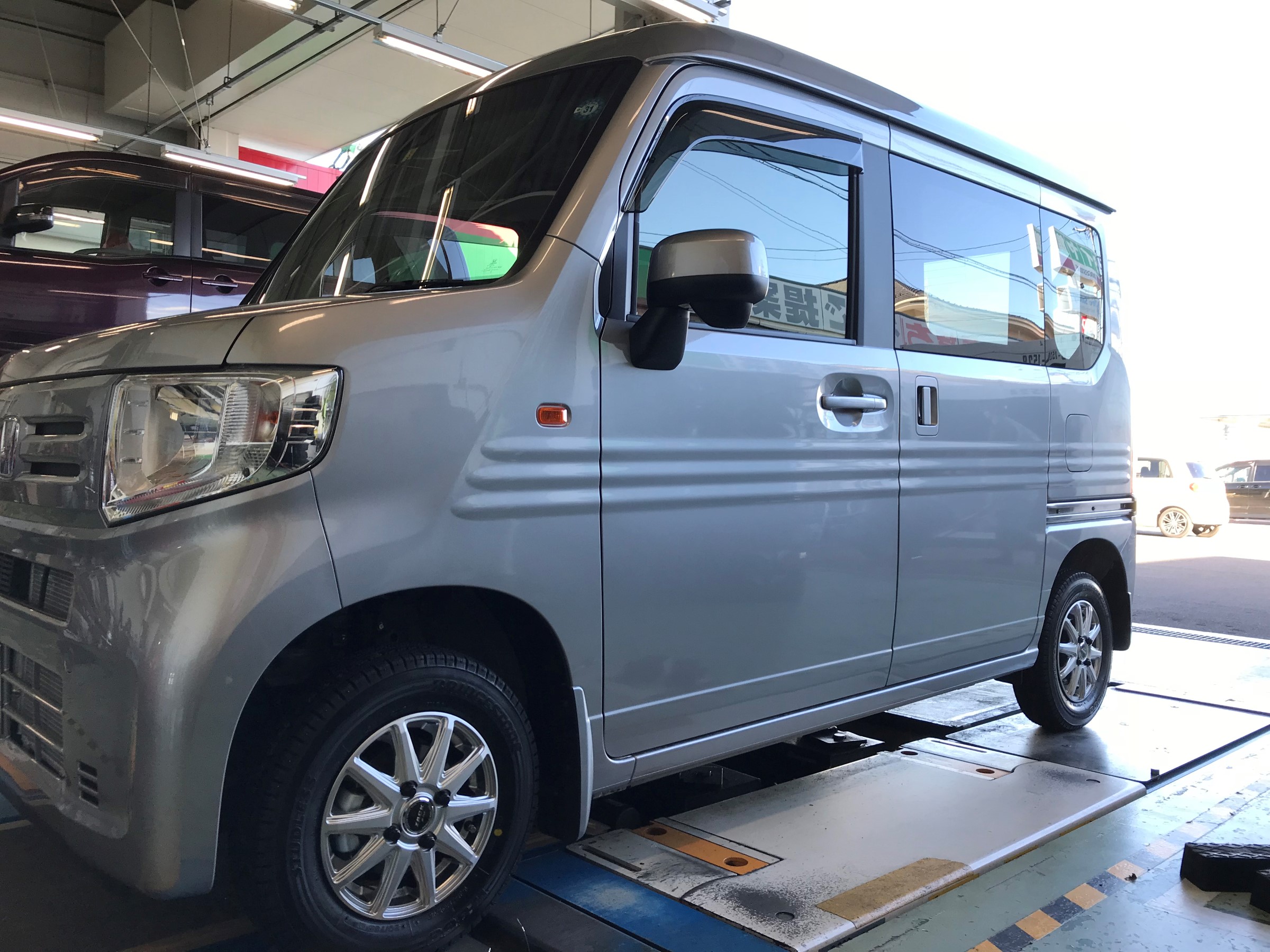 ホンダの新しいクルマ ｎ ｖａｎ にスタッドレスタイヤ装着 ホンダ タイヤ タイヤ ホイール関連 タイヤ ホイール交換 ｐｉｔ作業関連 タイヤ館 岐阜 岐阜県のタイヤ カー用品ショップ タイヤからはじまる トータルカーメンテナンス タイヤ館グループ