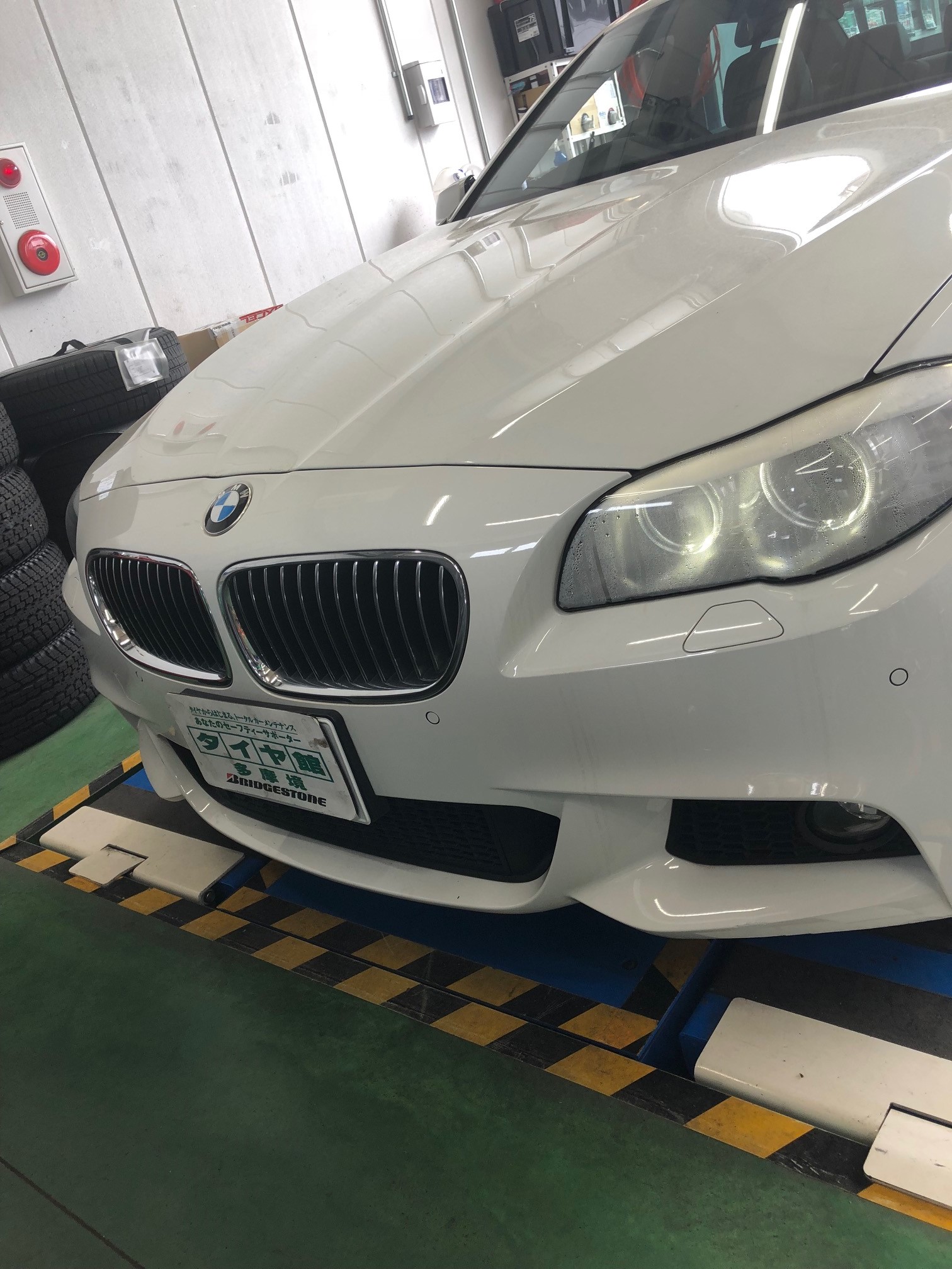 Bmw F10 ヘッドライト 水滴 作業件数が増えています 梅雨前の修理がオススメ Bmw 5シリーズ サービス事例 タイヤ館 多摩境 タイヤからはじまる トータルカーメンテナンス タイヤ館グループ