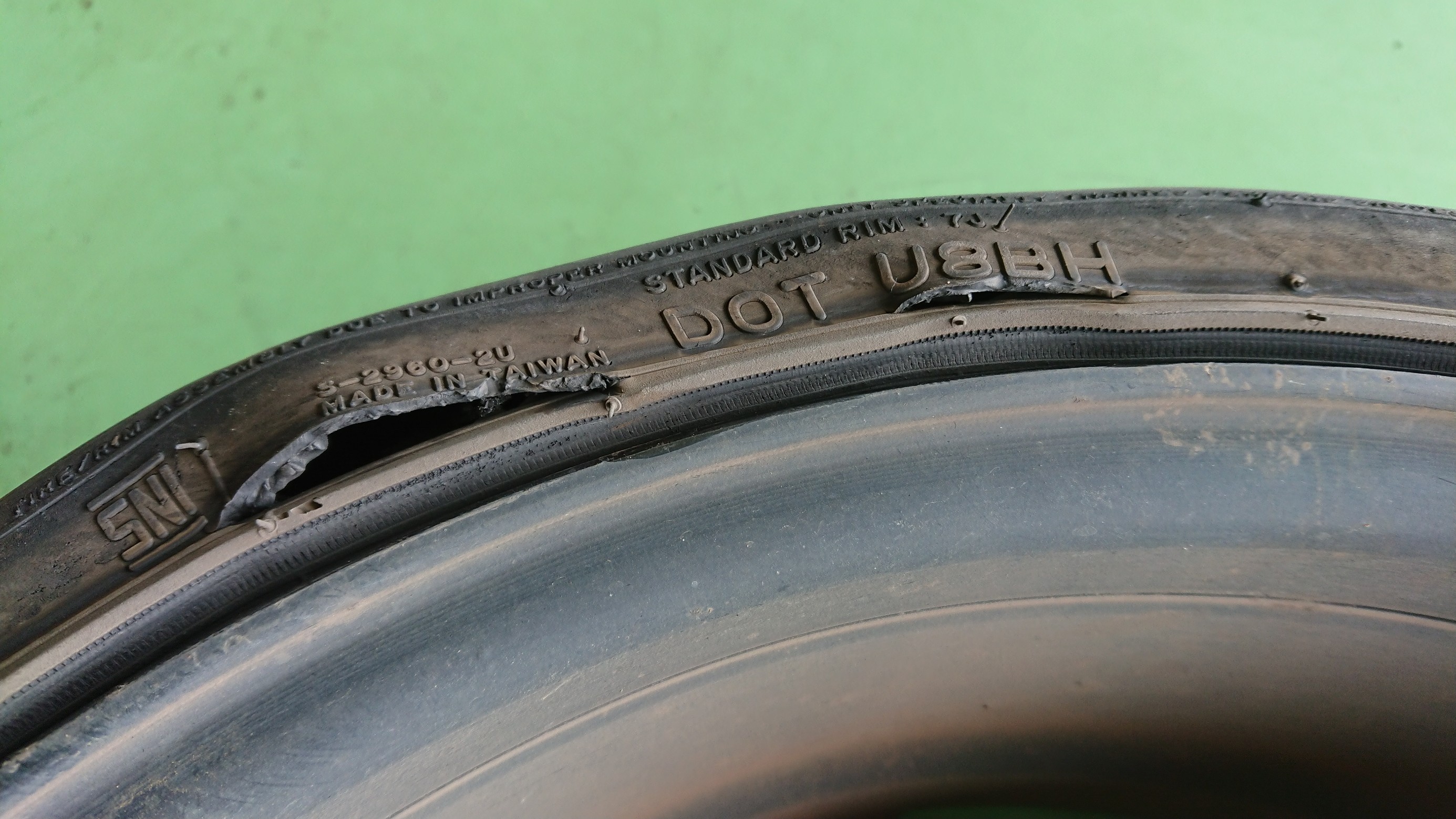 日産 E11ノート タイヤ ホイールセット交換 日産 ノート ホイール タイヤ ホイール関連 タイヤ ホイール交換 サービス事例 タイヤ館 西船橋 千葉県のタイヤ カー用品ショップ タイヤからはじまる トータルカーメンテナンス タイヤ館グループ