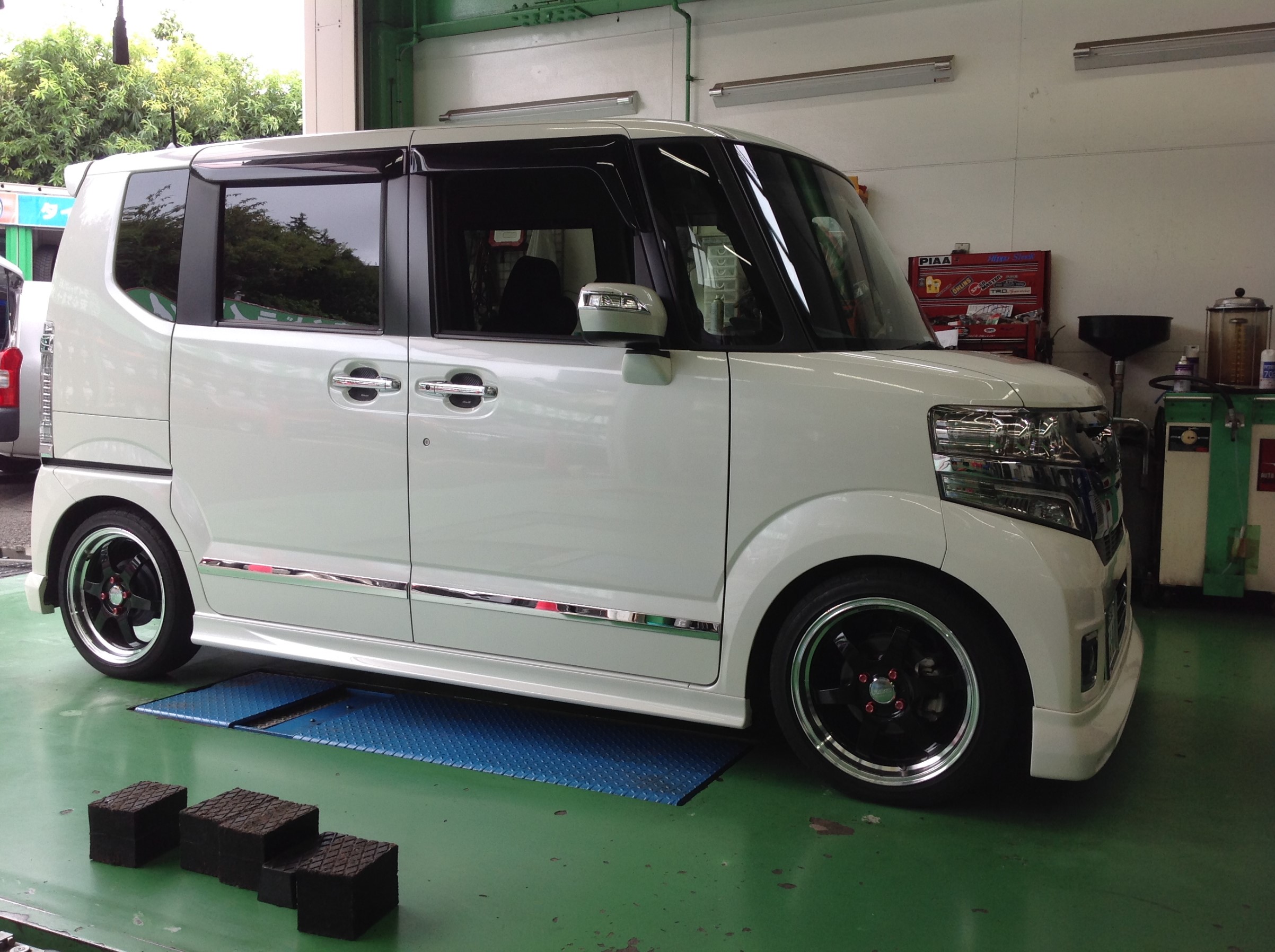 無限サイドステップ ホンダ N Boxカスタム サービス事例 タイヤ館 成瀬 タイヤからはじまる トータルカーメンテナンス タイヤ館グループ