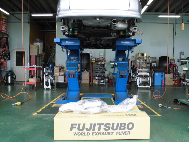 トヨタ NCP100 ラクティス マフラー交換 | トヨタ ラクティス その他 パーツ取付 > マフラー類メーター類取付 | スタッフ日記 |  タイヤ館 山形南 | 山形県のタイヤ、カー用品ショップ タイヤからはじまる、トータルカーメンテナンス タイヤ館グループ