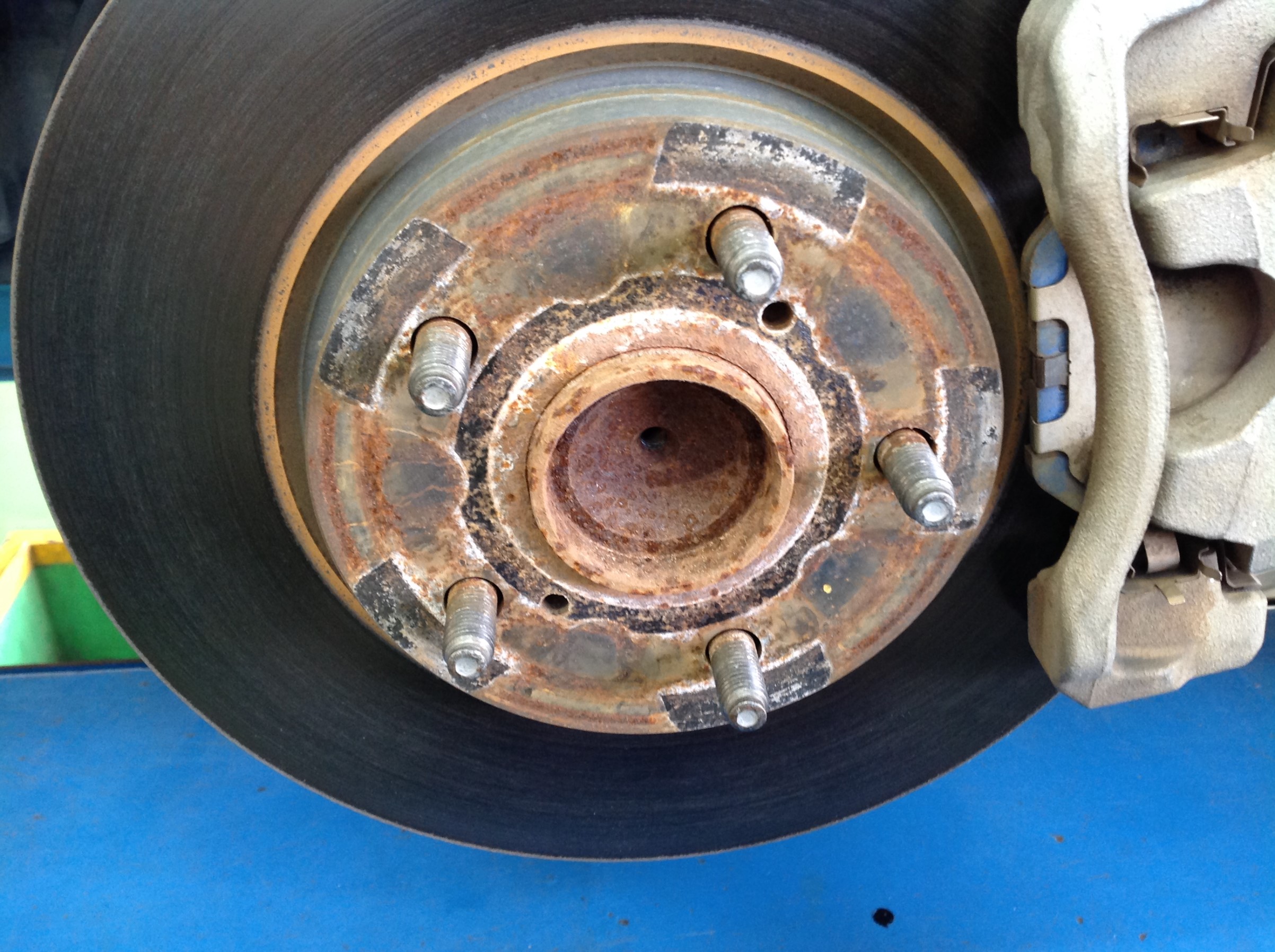 錆び錆びです。　ホイールが外れなくなってしまいます。