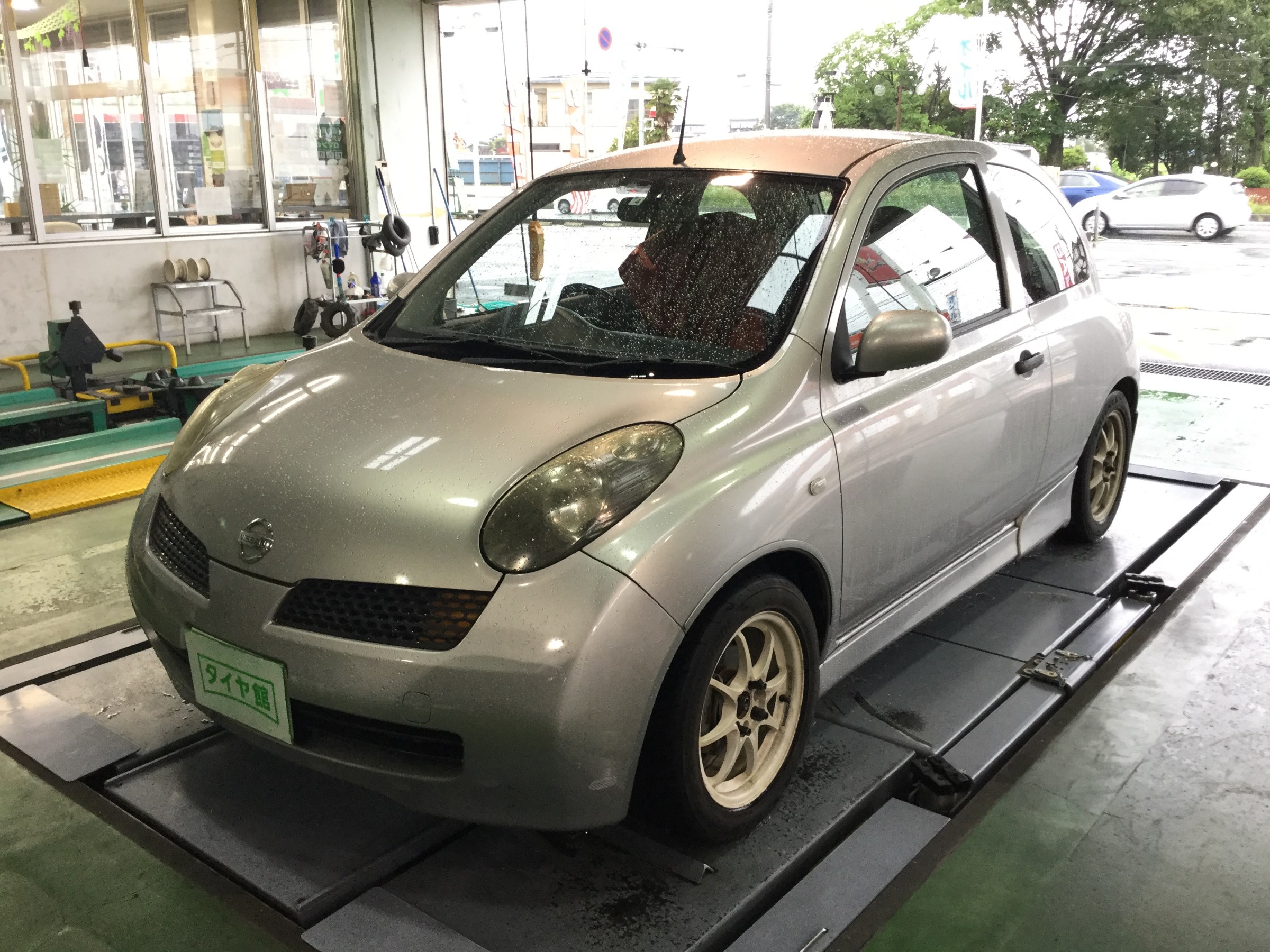 日産 K１２ マーチ エンジンオイル交換 日産 マーチ サービス事例 タイヤ館 宇都宮東 タイヤからはじまる トータルカーメンテナンス タイヤ館グループ