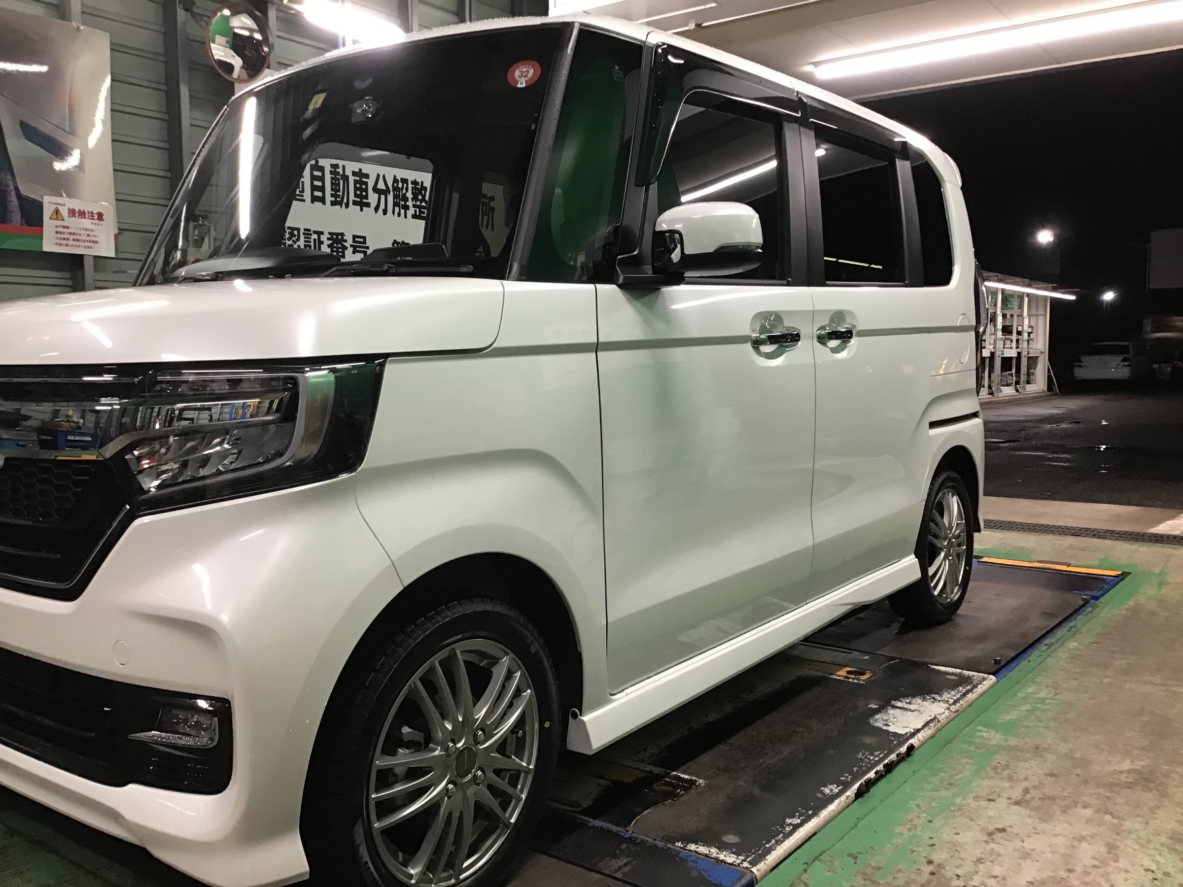 n-box スタッドレス　ホイール付自動車/バイク