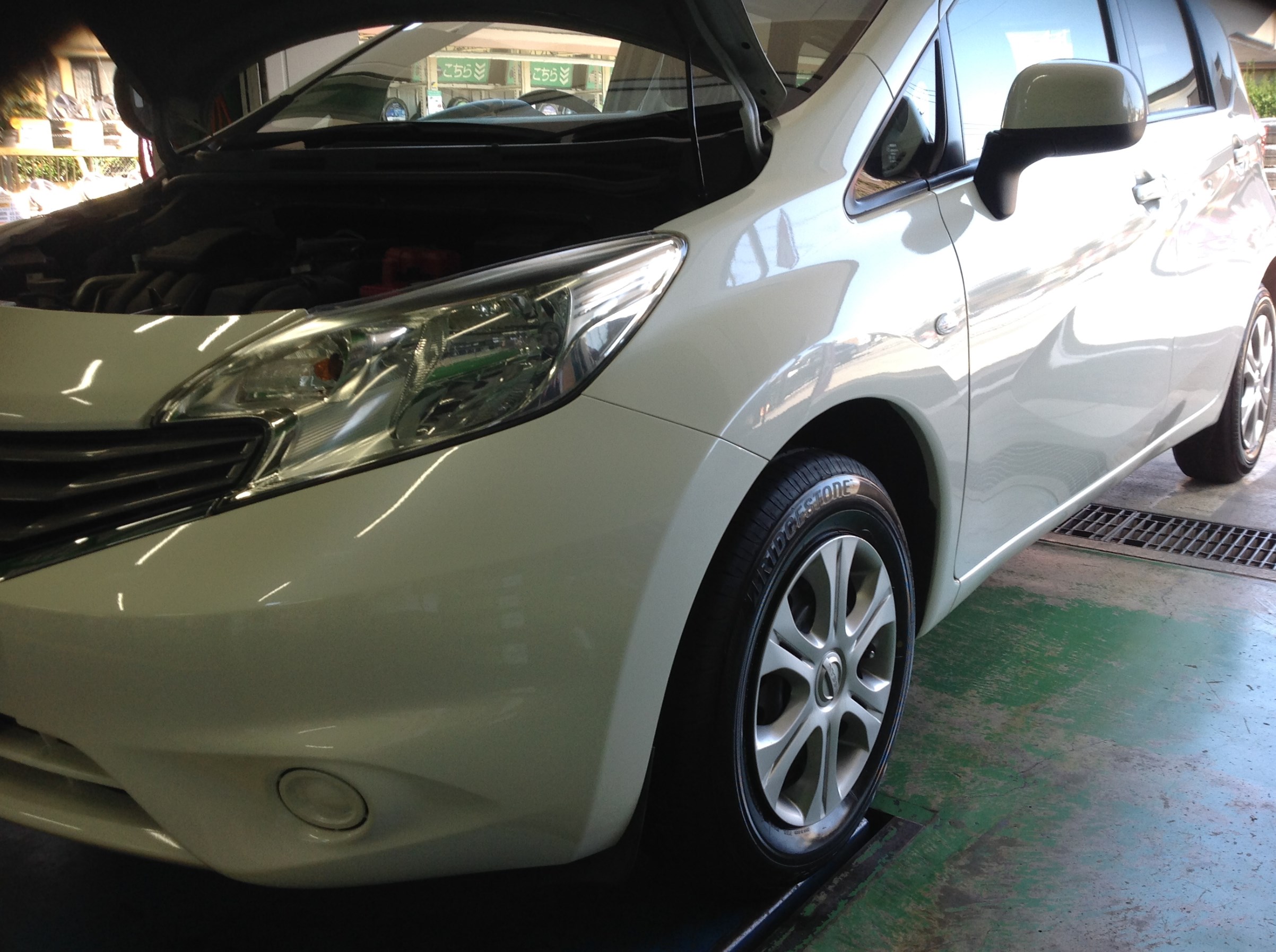 ノート タイヤ交換 アライメント バッテリー交換 日産 ノート サービス事例 タイヤ館 勝田台 千葉県のタイヤ カー用品ショップ タイヤからはじまる トータルカーメンテナンス タイヤ館グループ