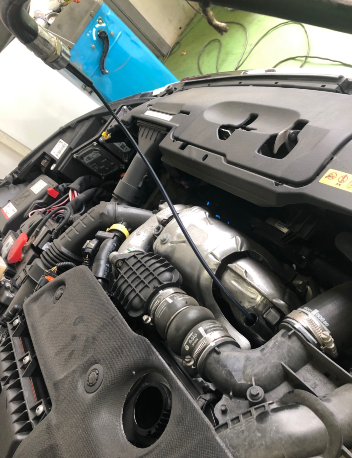 プジョー 308 の エンジン オイル交換をしました！ プジョー 308 メンテナンス商品 オイル関連 > エンジンオイル交換 技術サービス施工事例 タイヤ館 福岡東 タイヤ